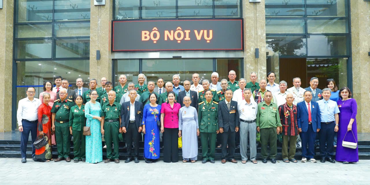 Thứ trưởng Bộ Nội vụ tiếp Đoàn đại biểu người có công thành phố Huế