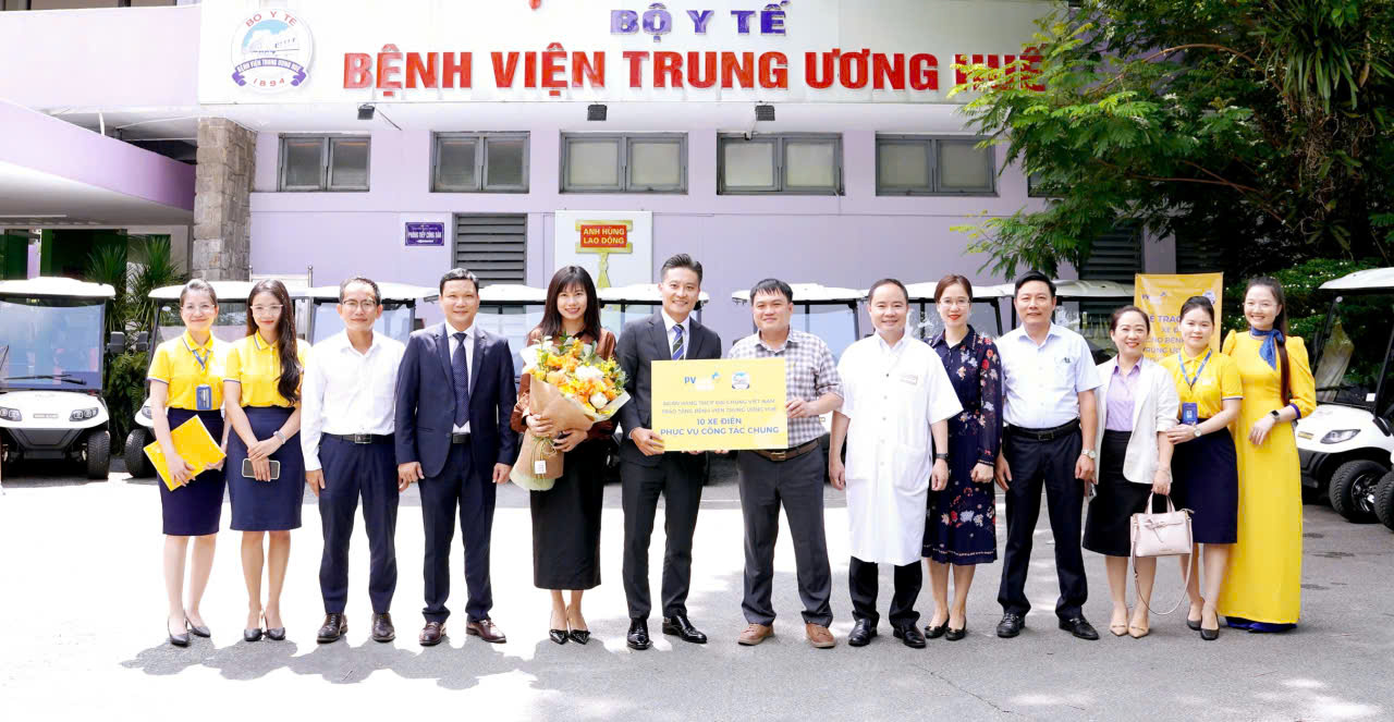PVcomBank Huế trao tặng Bệnh viện Trung ương Huế 10 xe ô tô điện