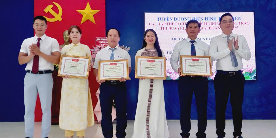 Hóa Châu tổ chức hội nghị điển hình tiên tiến lần thứ nhất