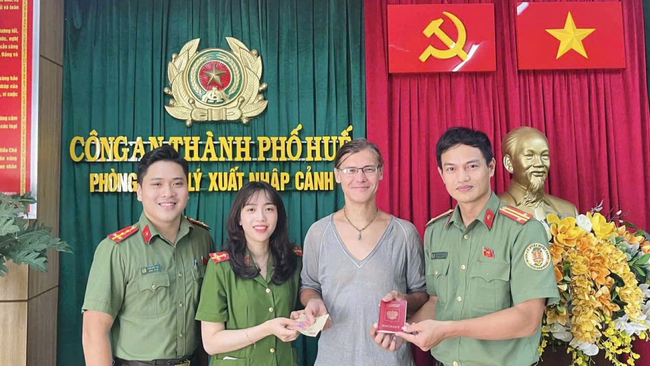 Trao trả tài sản đánh rơi cho du khách Nga trước giờ xuất cảnh