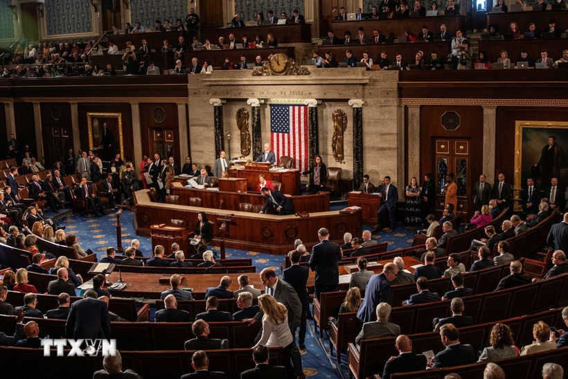 Hạ viện Mỹ thông qua dự luật chi tiêu tạm thời, ngăn chính phủ đóng cửa