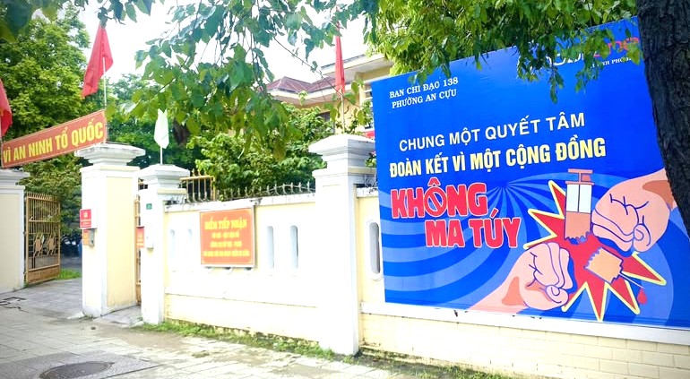 Trao “Móc khóa an ninh trật tự” và lắp bảng “đường dây nóng” phòng, chống ma túy