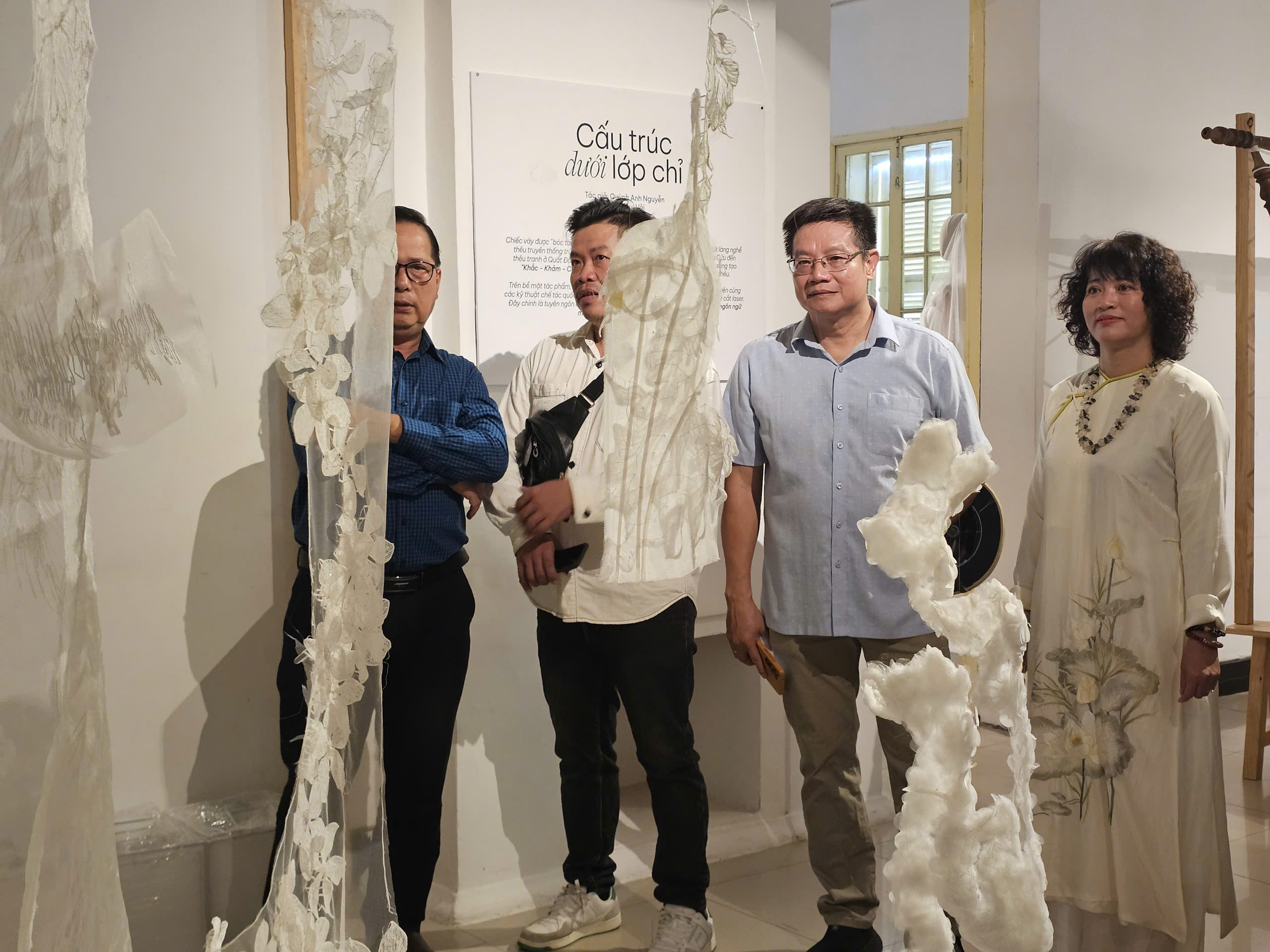 Xem nghệ thuật thêu truyền thống trên nền sản phẩm hiện đại