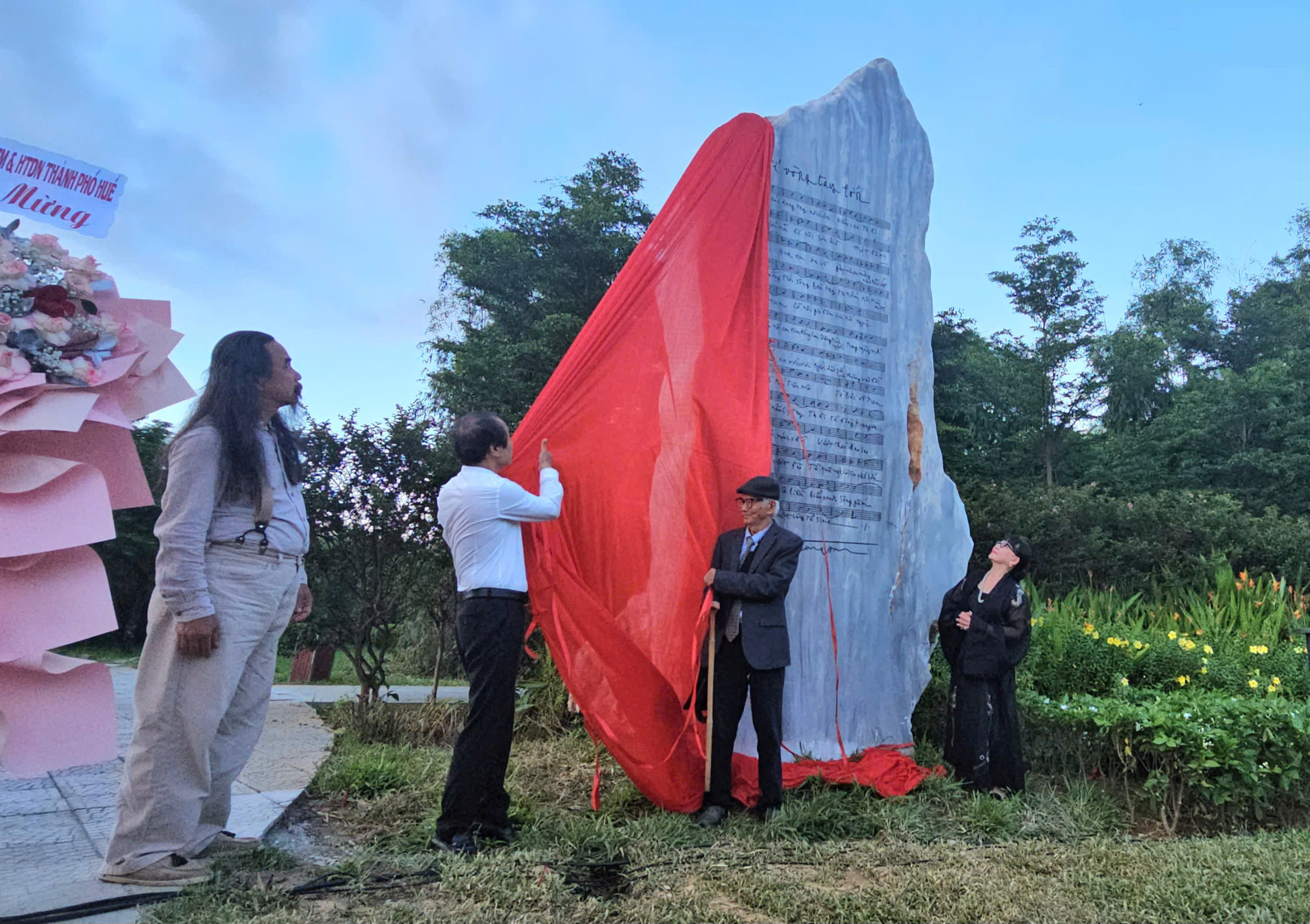 Nối vòng tay lớn vang vọng bên sông Hương