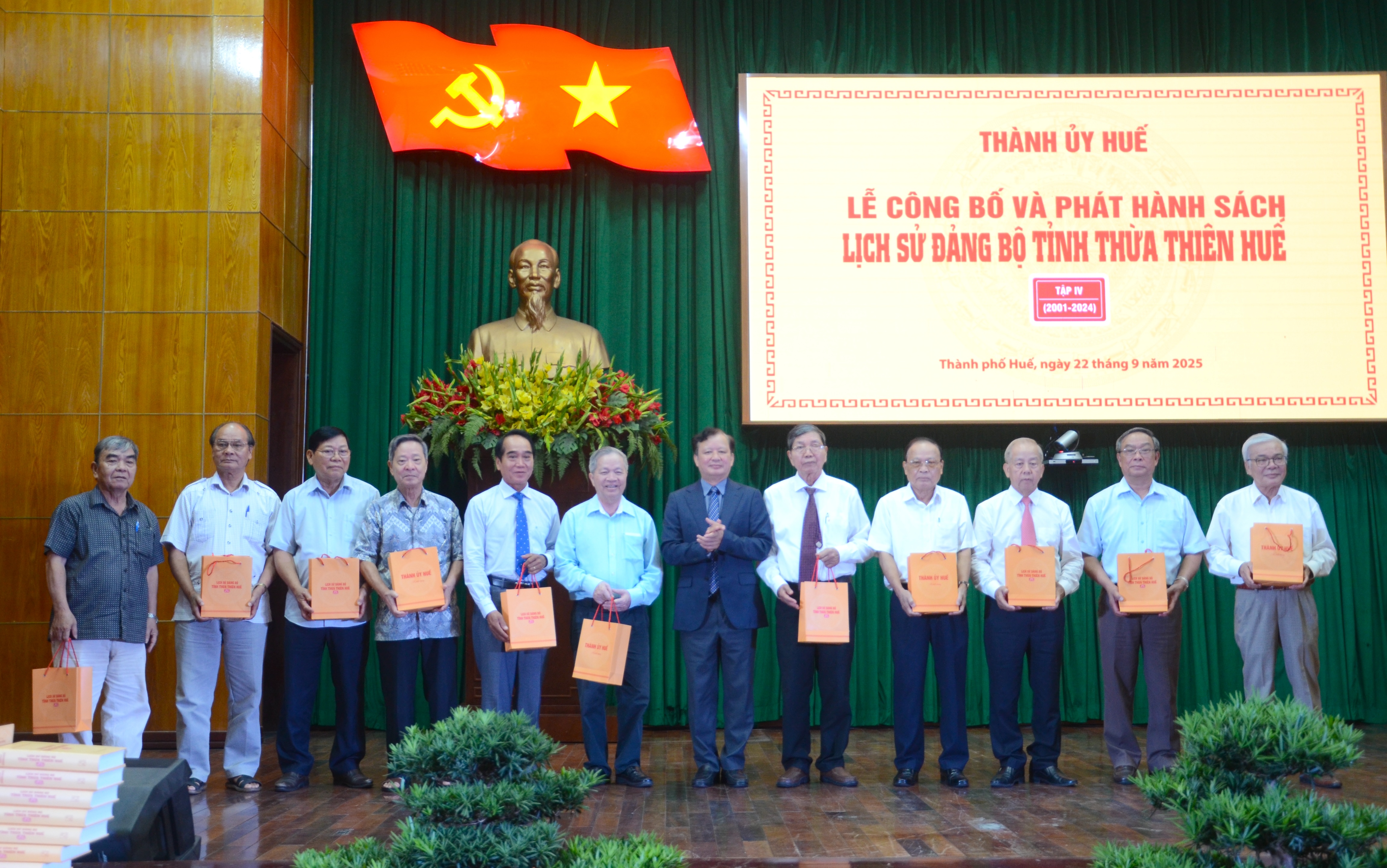 Ra mắt sách Lịch sử Đảng bộ Thừa Thiên Huế, tập IV