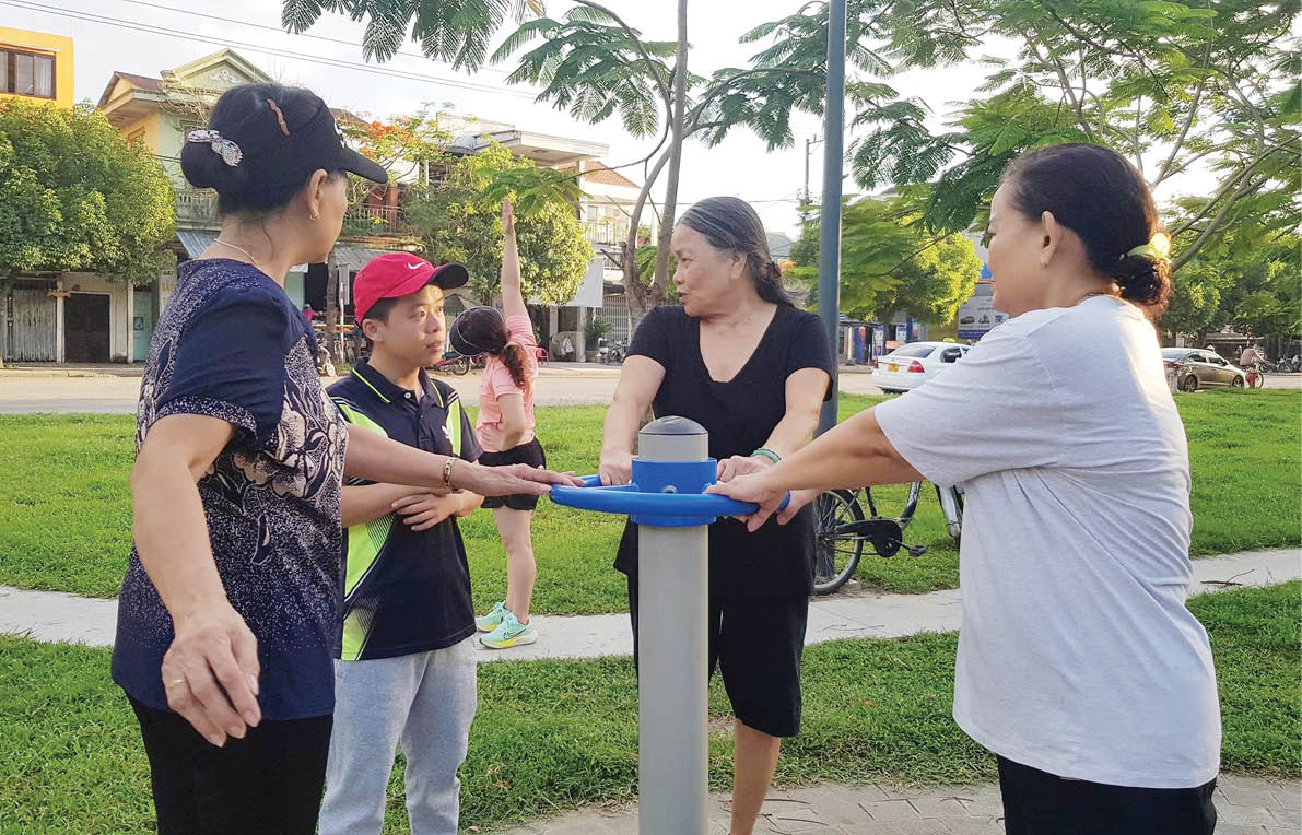 Để người già bớt cô đơn