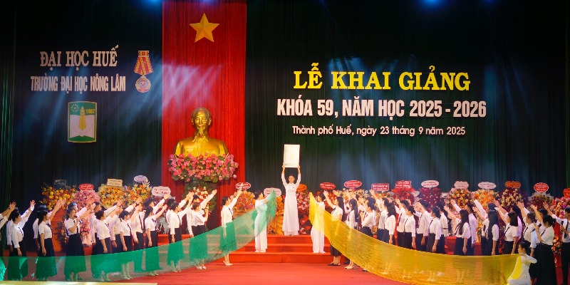 Gần 1 200 tân sinh viên tham gia lễ khai giảng Trường Đại học Nông Lâm