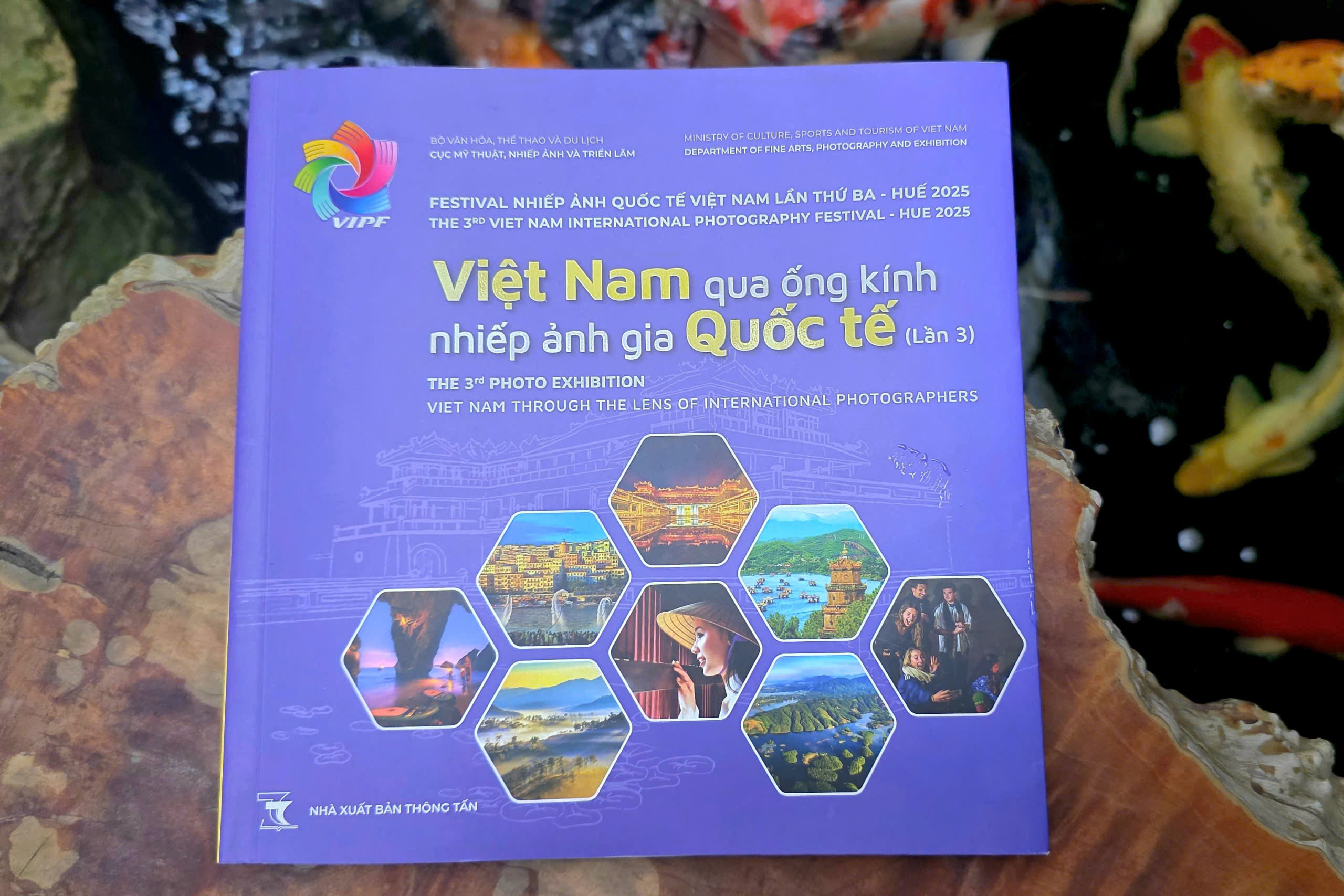 Ra mắt bạn đọc cuốn sách ảnh “Việt Nam qua ống kính nhiếp ảnh quốc tế