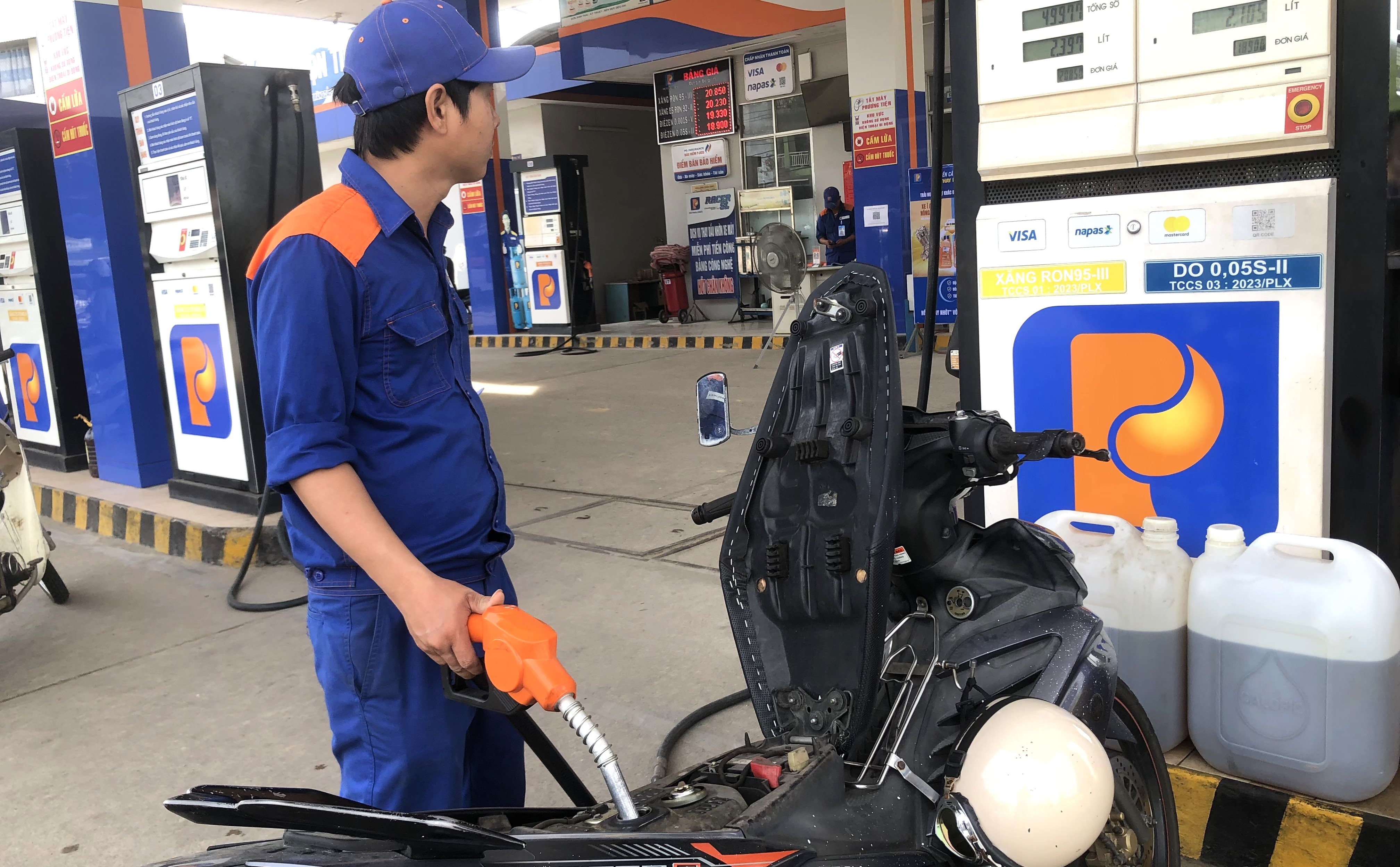 Giá xăng giảm về sát gần mức 20 000 đồng lít