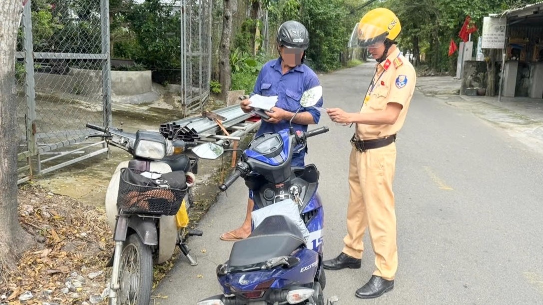 Ra quân xử lý xe ba gác, xe kéo đẩy gây mất an toàn giao thông