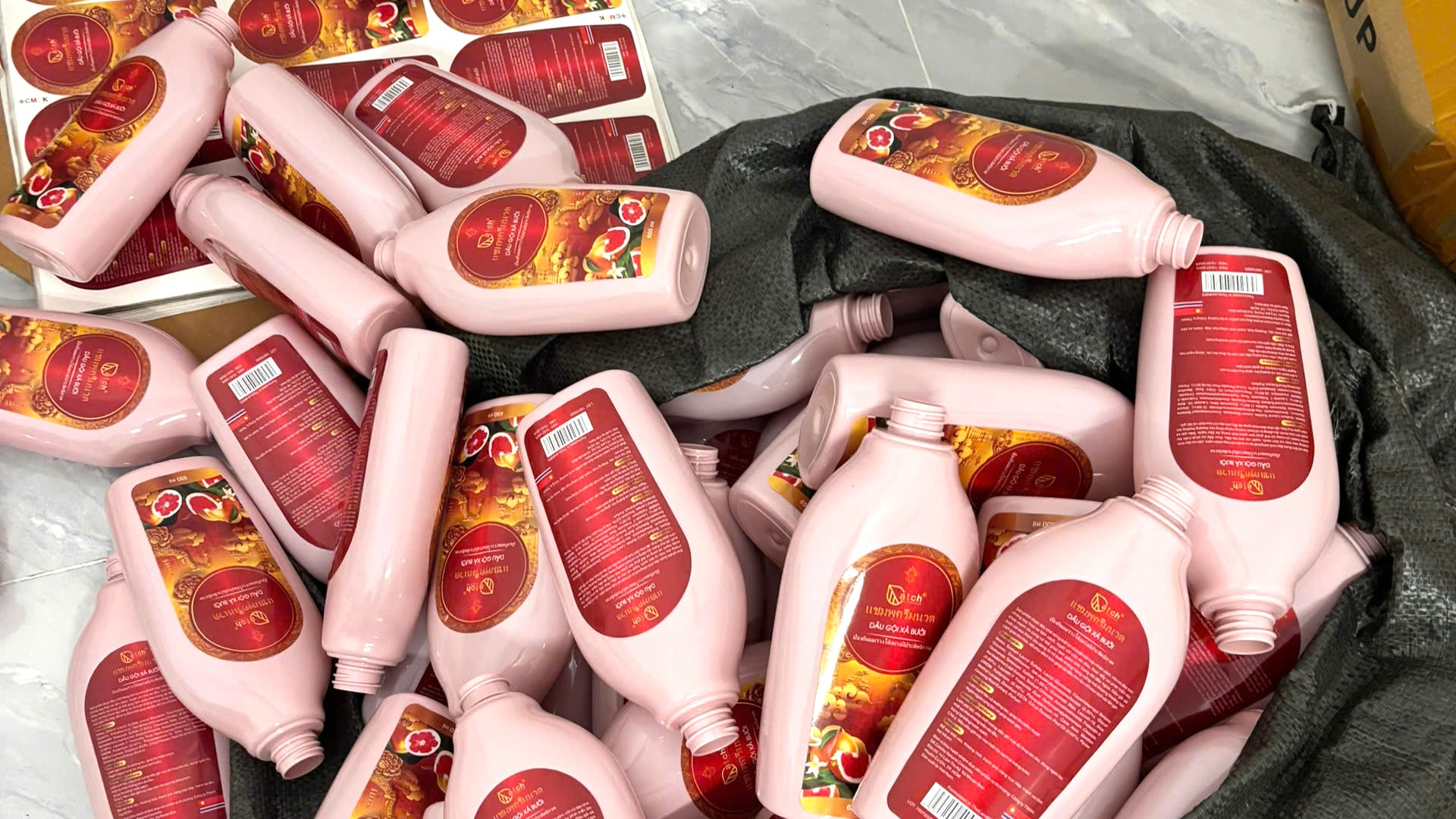 Ba đối tượng bị khởi tố vì sản xuất dầu gội, dầu xả giả