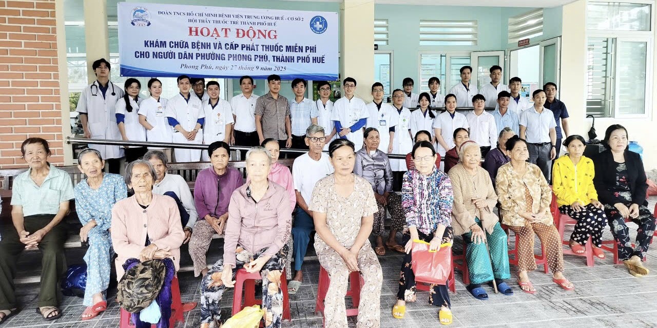 Khám, cấp thuốc miễn phí cho hơn 200 người dân phường Phong Phú
