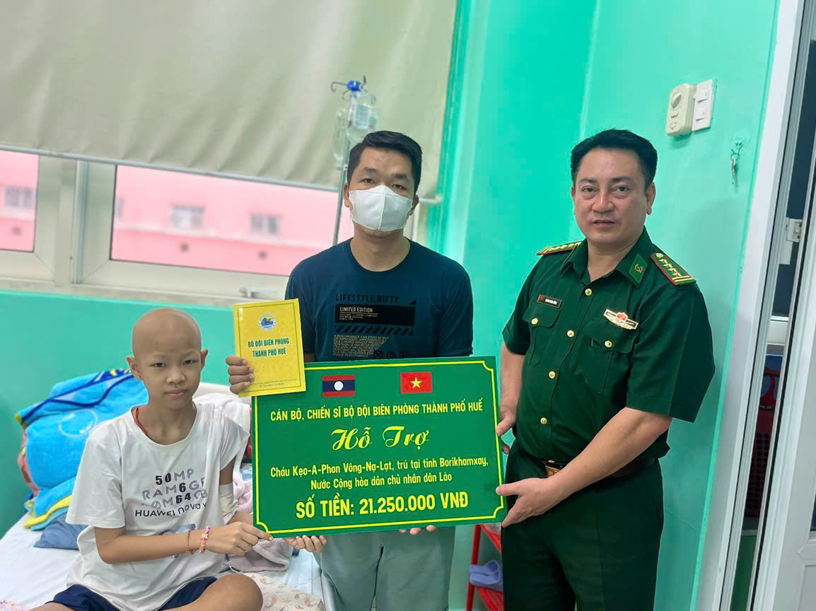 Bộ đội Biên phòng trao hỗ trợ cho bệnh nhi người Lào