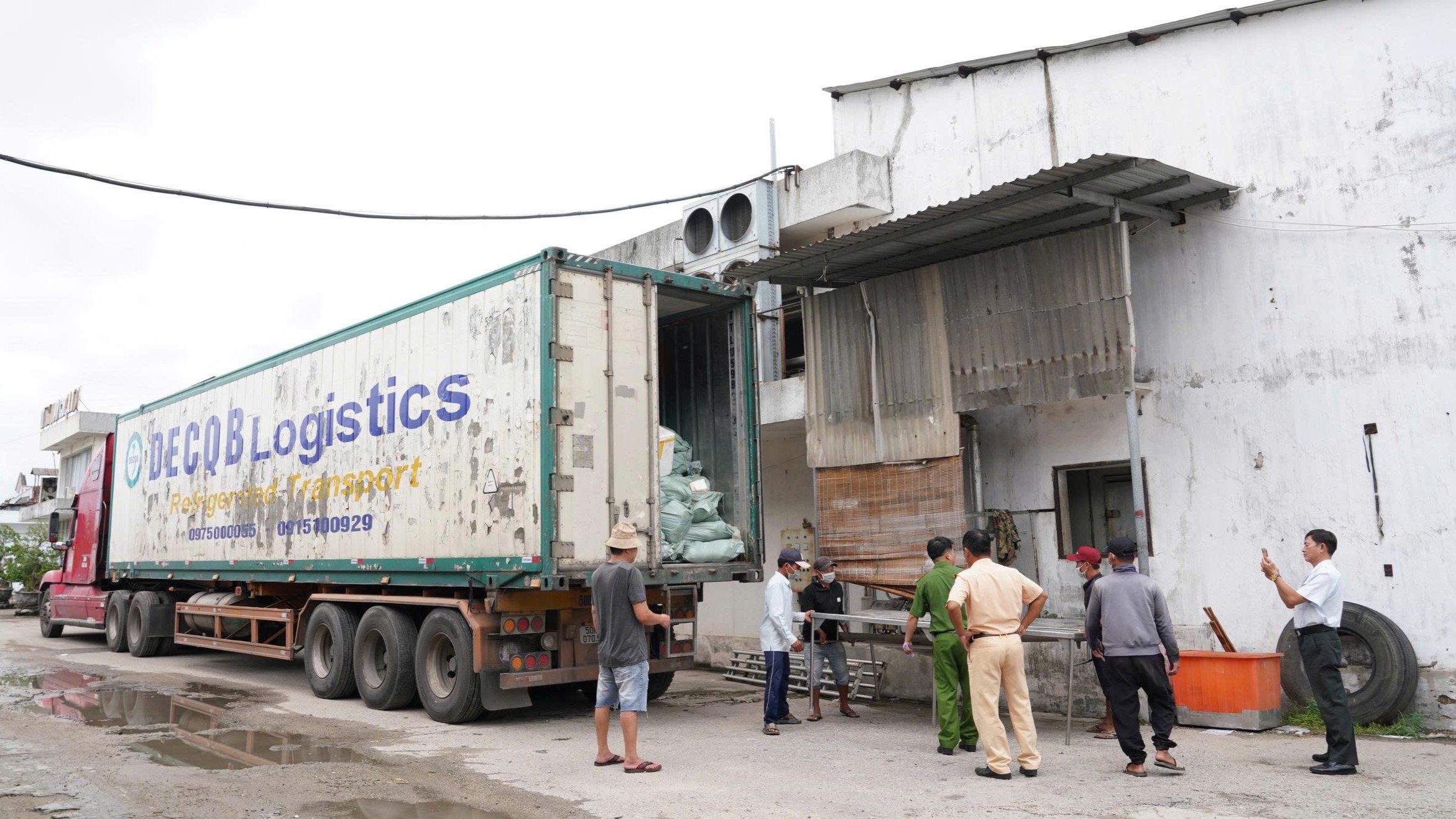 Phát hiện xe đầu kéo chở 30 tấn thực phẩm không rõ nguồn gốc