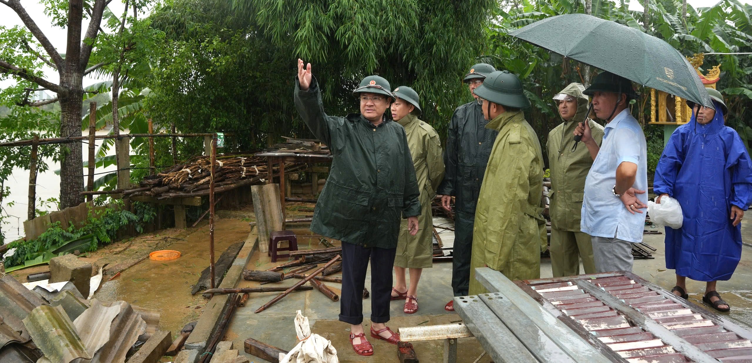 Dốc sức ứng phó và khắc phục hậu quả bão số 10