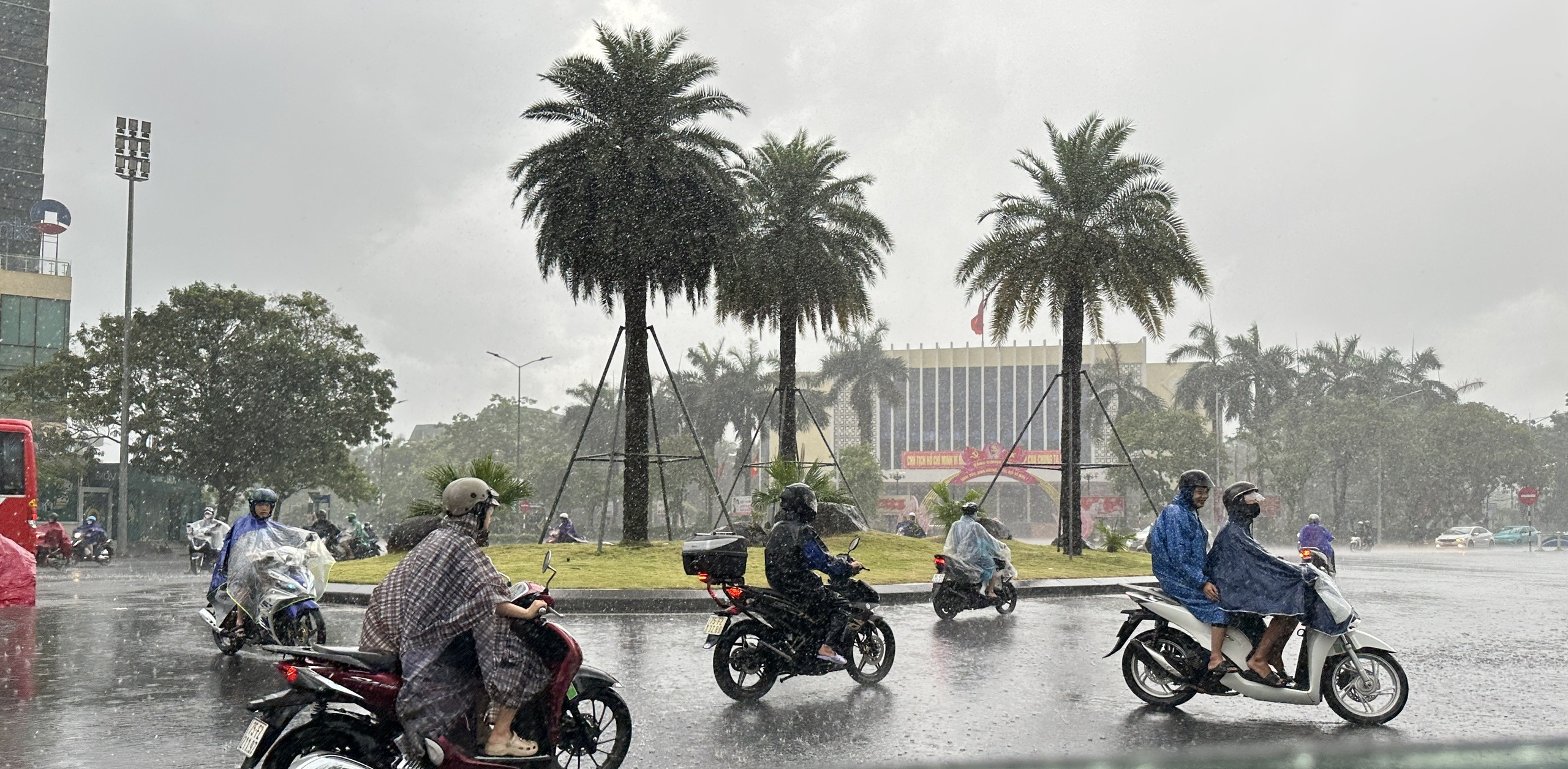 Phòng tránh bão số 10 Hạn chế ra đường từ 10h đến 14h ngày 28 9