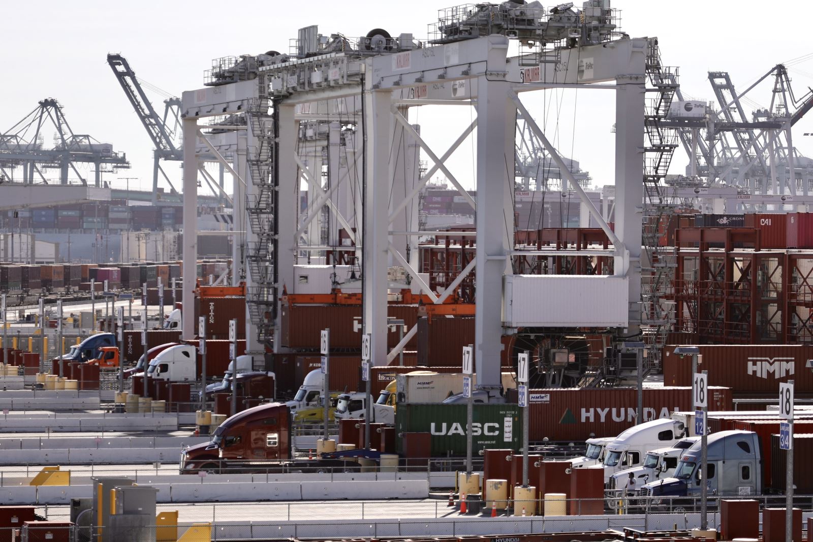 Thuế quan mới của Tổng thống Trump Liệu có đủ sức kéo sản xuất về Mỹ