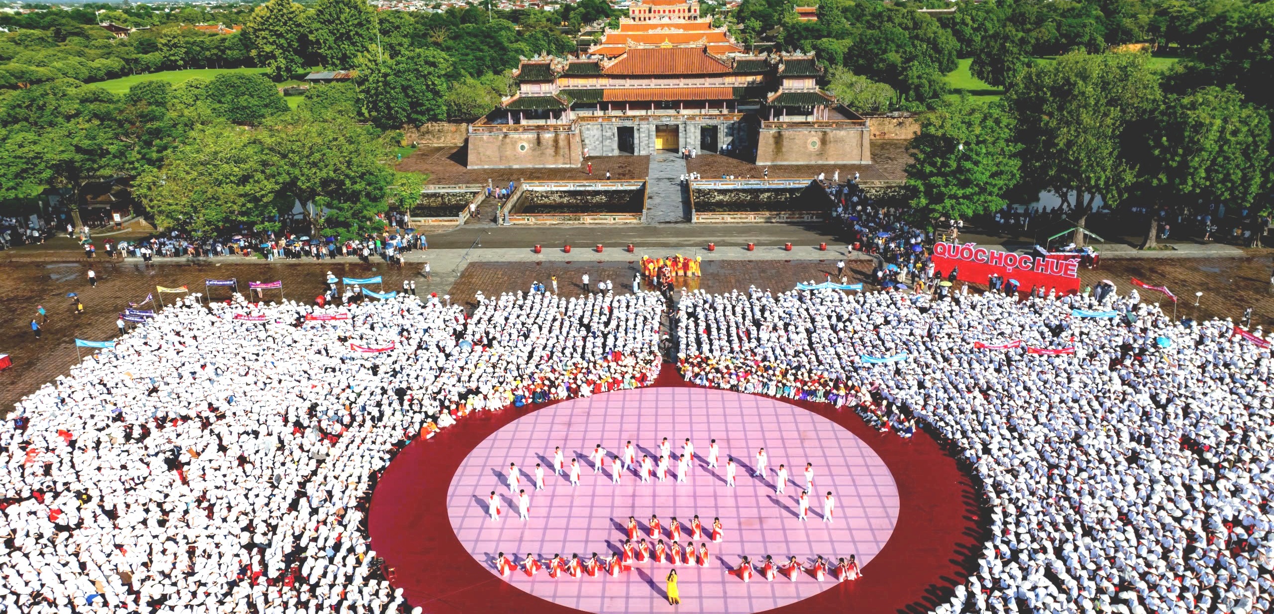 Cầu truyền hình chung kết “Đường lên đỉnh Olympia” diễn ra tại Phu Văn Lâu – Nghinh Lương Đình