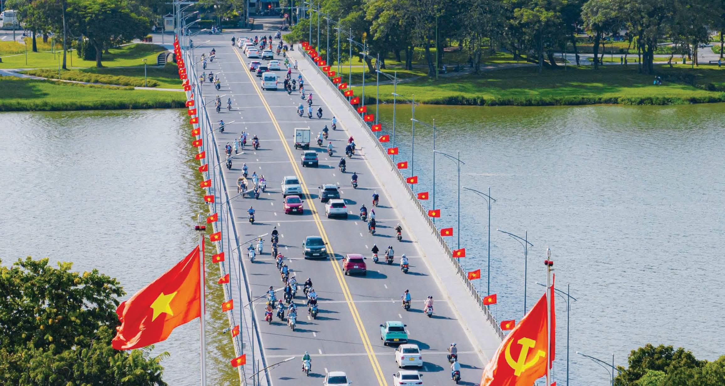 Rực rỡ những tuyến đường cờ hoa