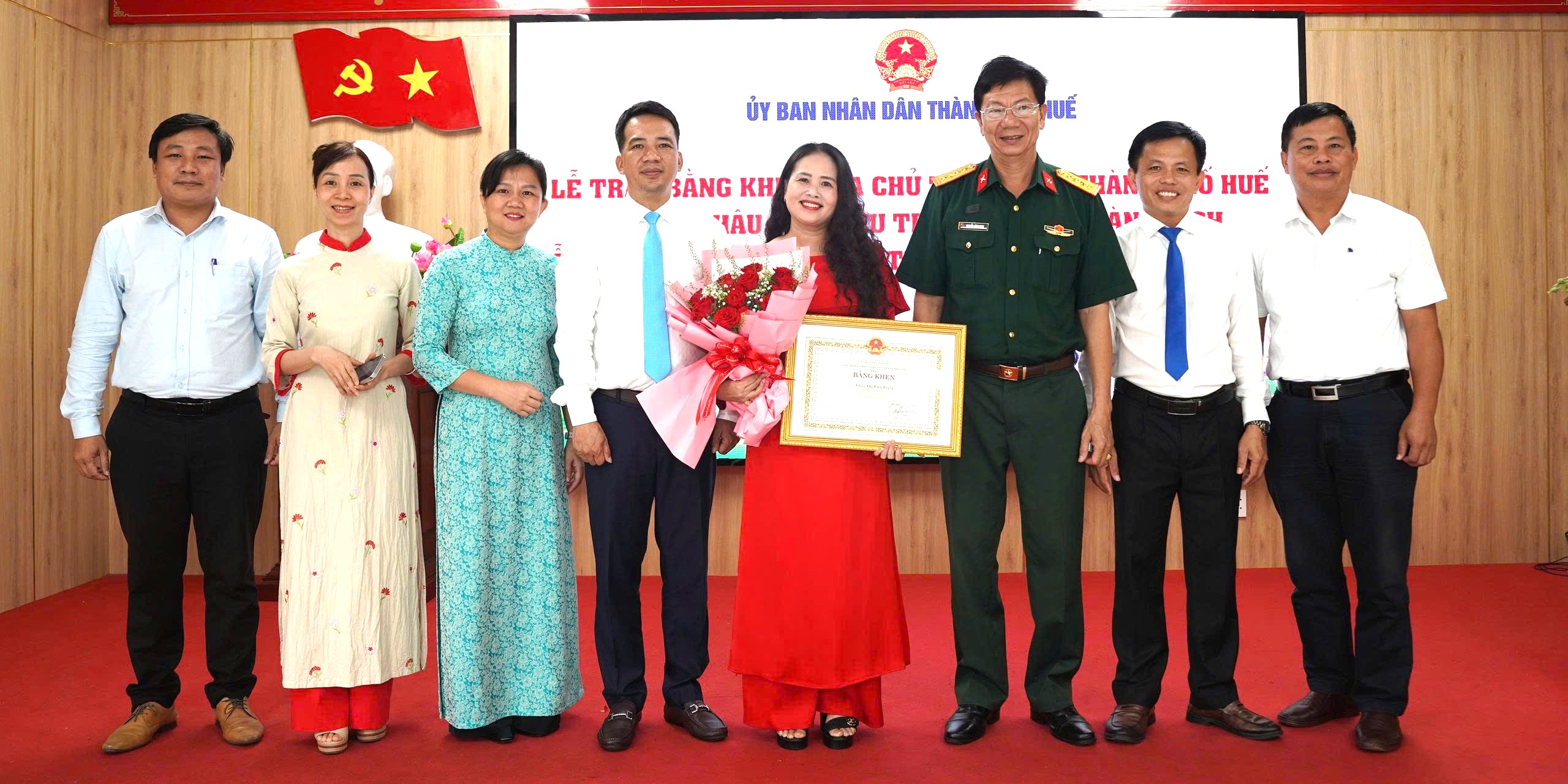 Trao Bằng khen của Chủ tịch UBND thành phố cho cá nhân có nghĩa cử cao đẹp trong bão số 10