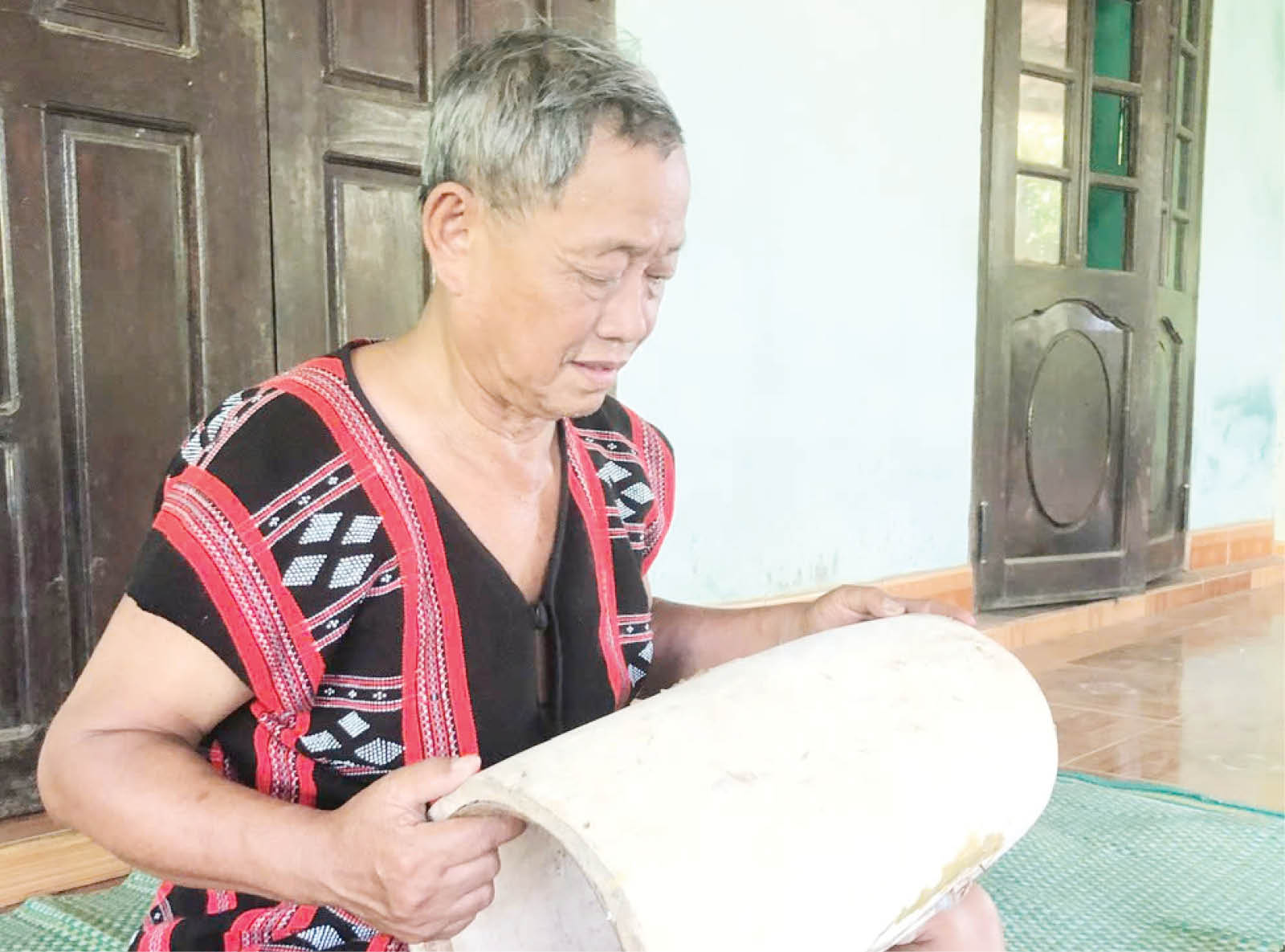 Người Cơ Tu giữ nghề chế tác trống cổ