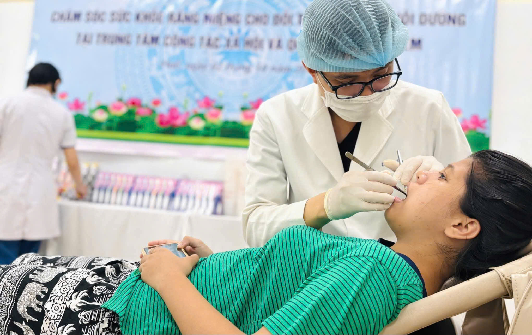 Khám và tư vấn sức khỏe răng miệng cho 120 đối tượng ở cơ sở bảo trợ xã hội