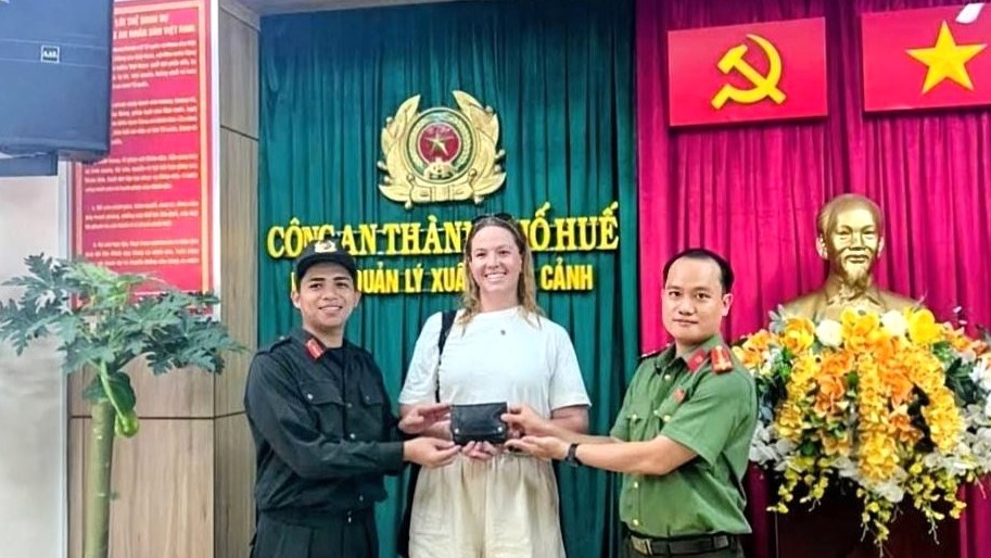 Trao trả tài sản cho du khách người Úc không may đánh rơi