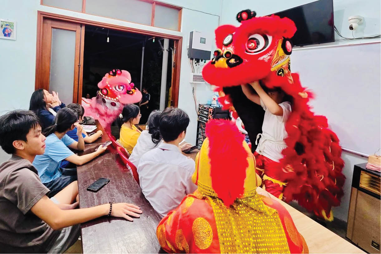 Theo chân những chú lân nhí