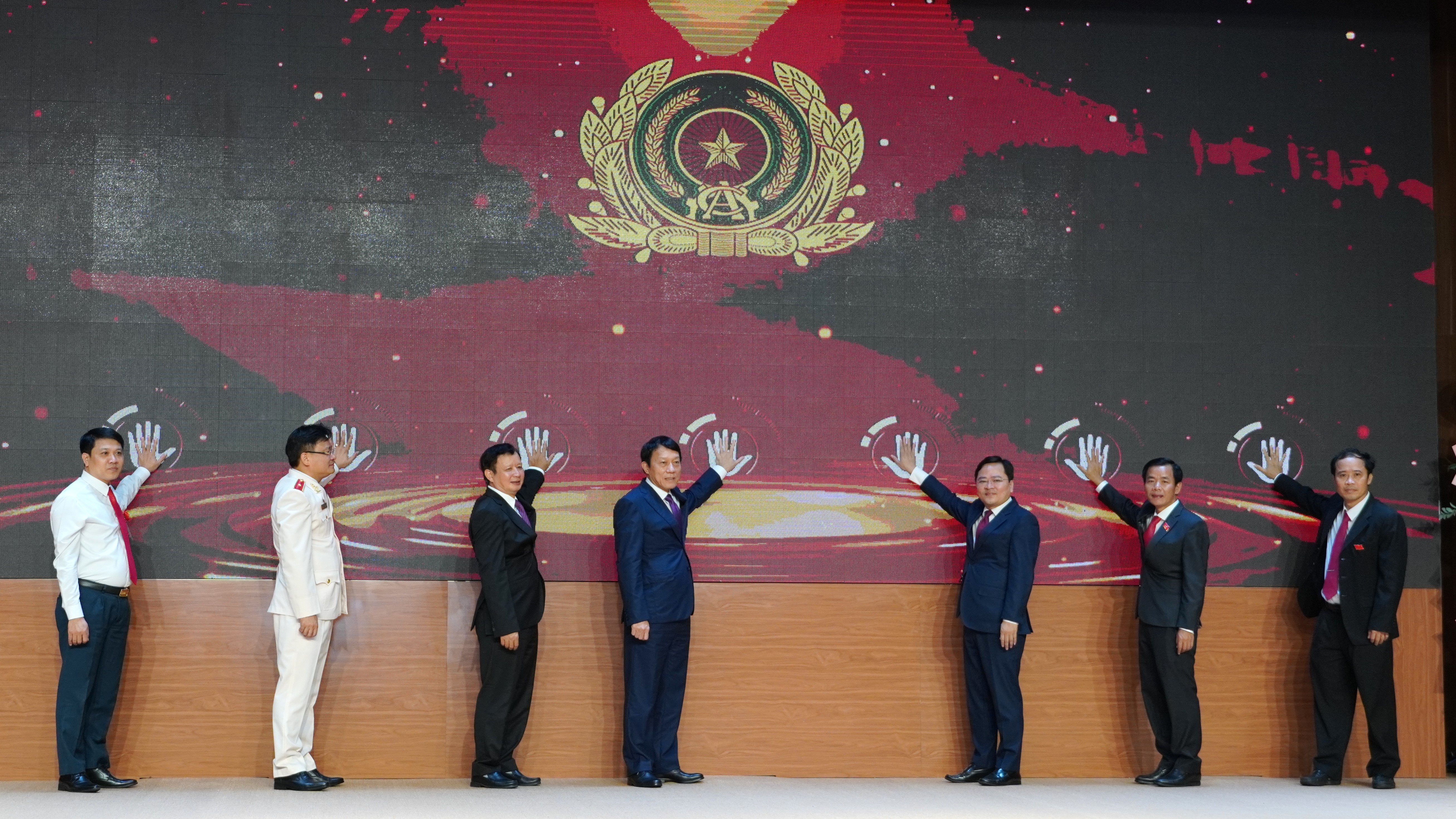 Công an TP Huế gắn biển cơ sở làm việc mới