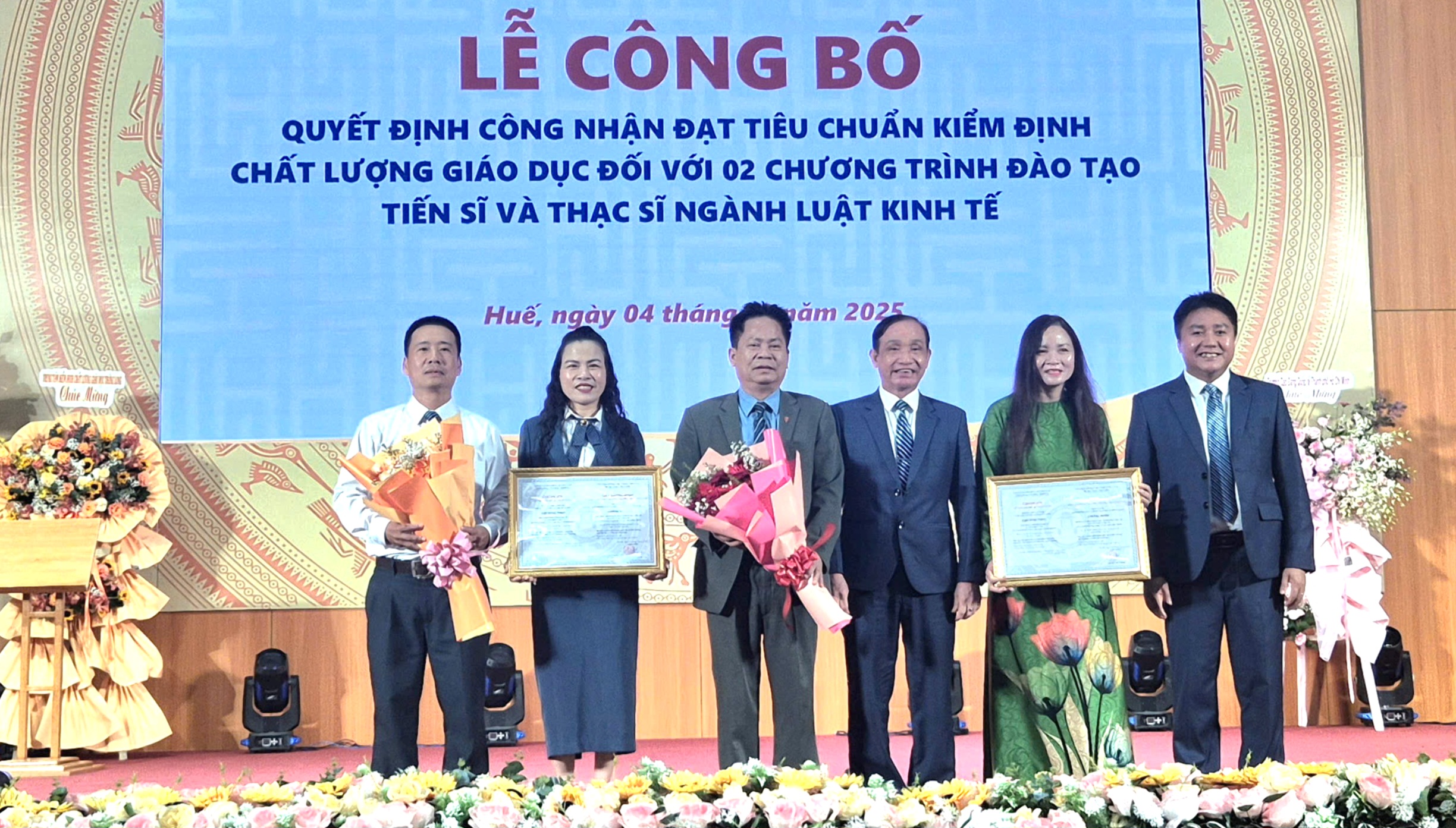 Công bố quyết định đạt chuẩn với 2 chương trình đào tạo thạc sĩ và tiến sĩ ngành Luật Kinh tế