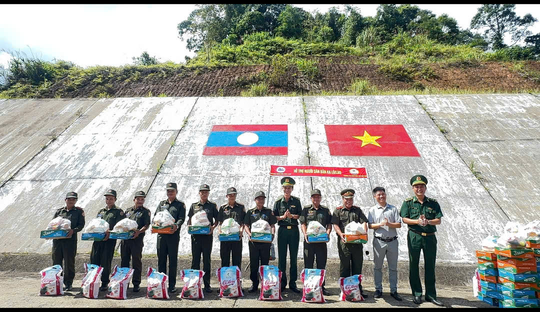 Tặng quà cho người dân bản Lào