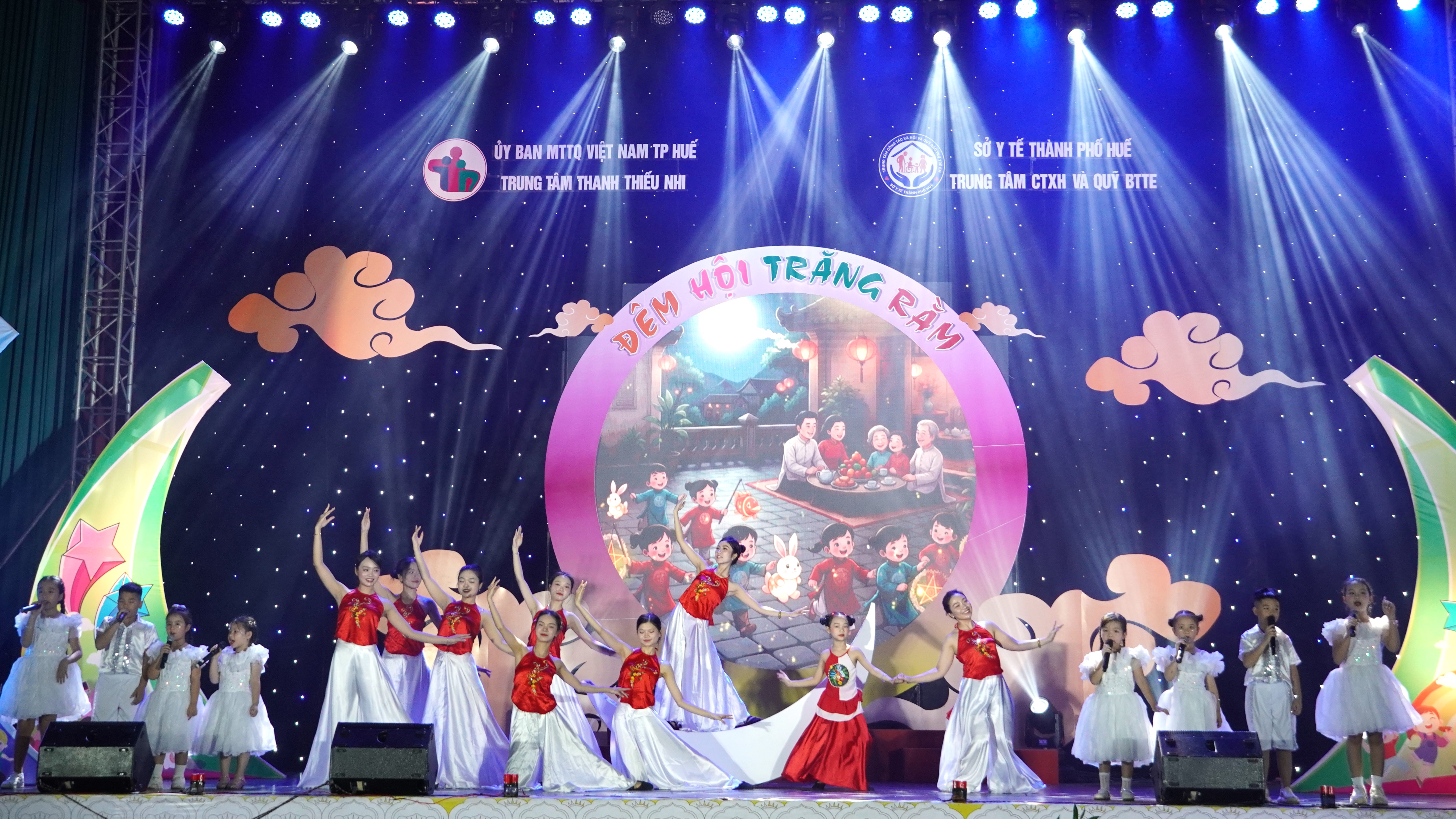 Đêm hội trăng rằm thắp sáng ước mơ cho trẻ em khó khăn