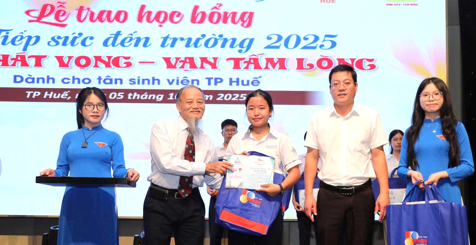 Báo Tuổi Trẻ tiếp sức đến trường cho 89 tân sinh viên TP Huế