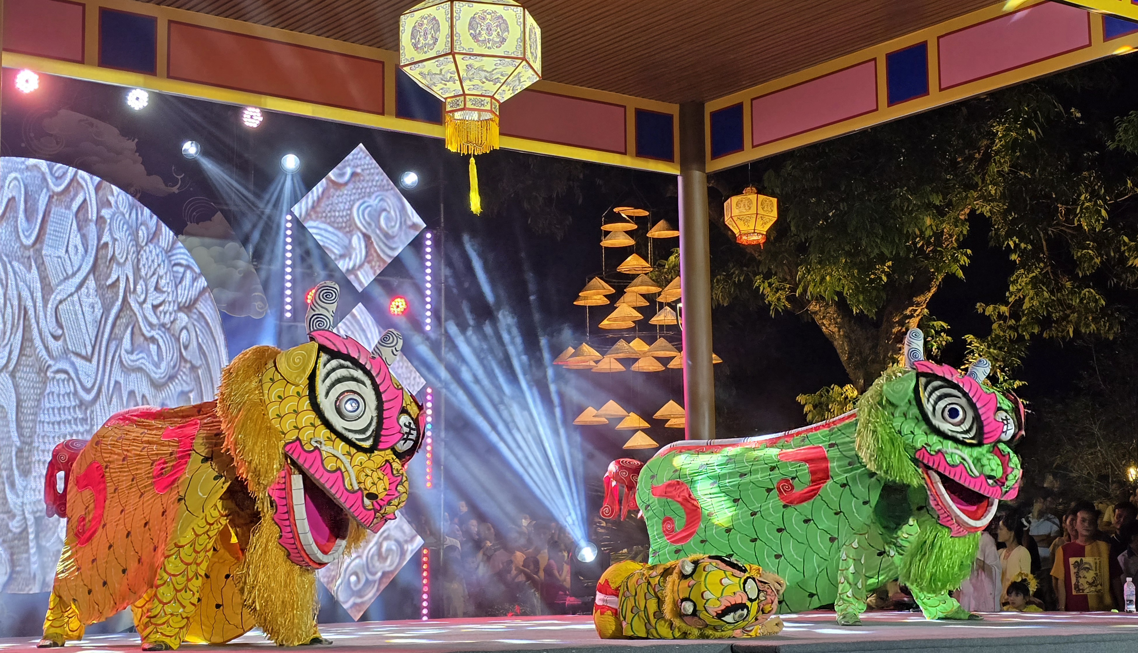 Hoàng cung Huế lung linh trong đêm rằm Trung thu