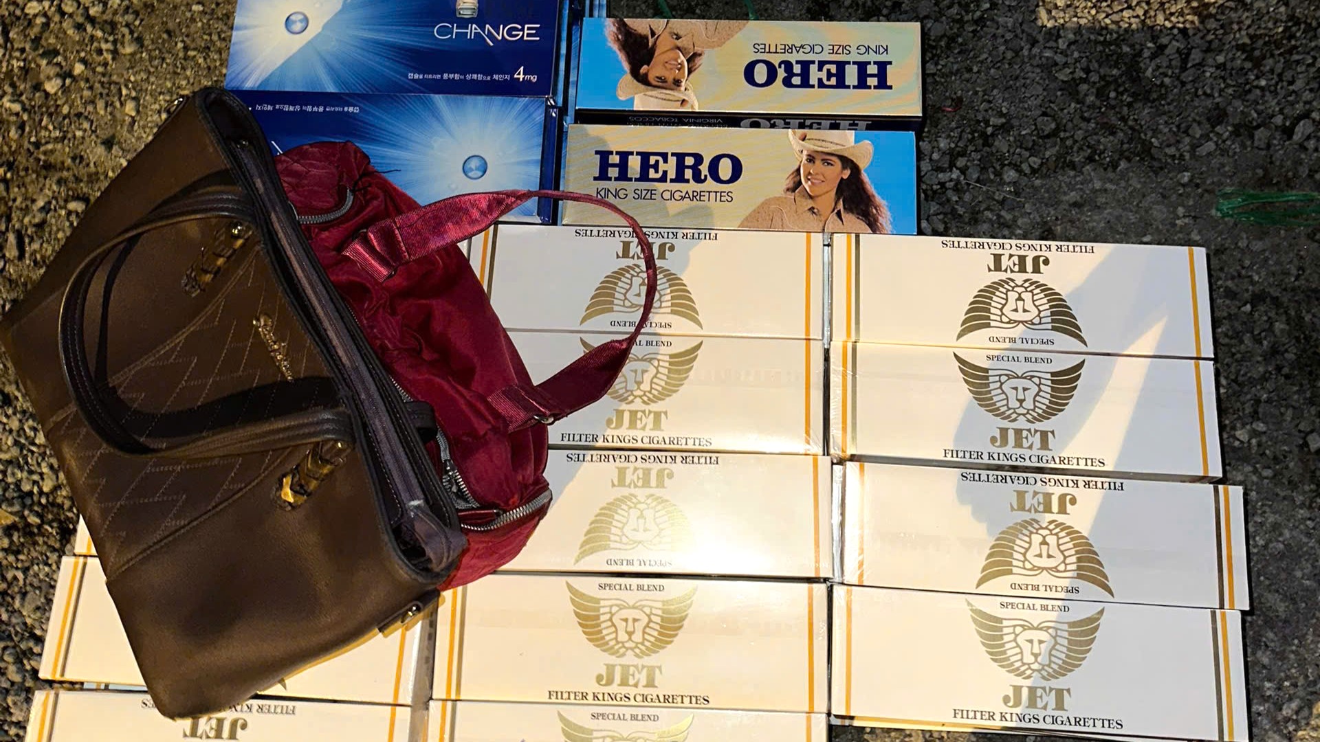 Bắt quả tang ô tô khách vận chuyển 130 cây thuốc lá lậu