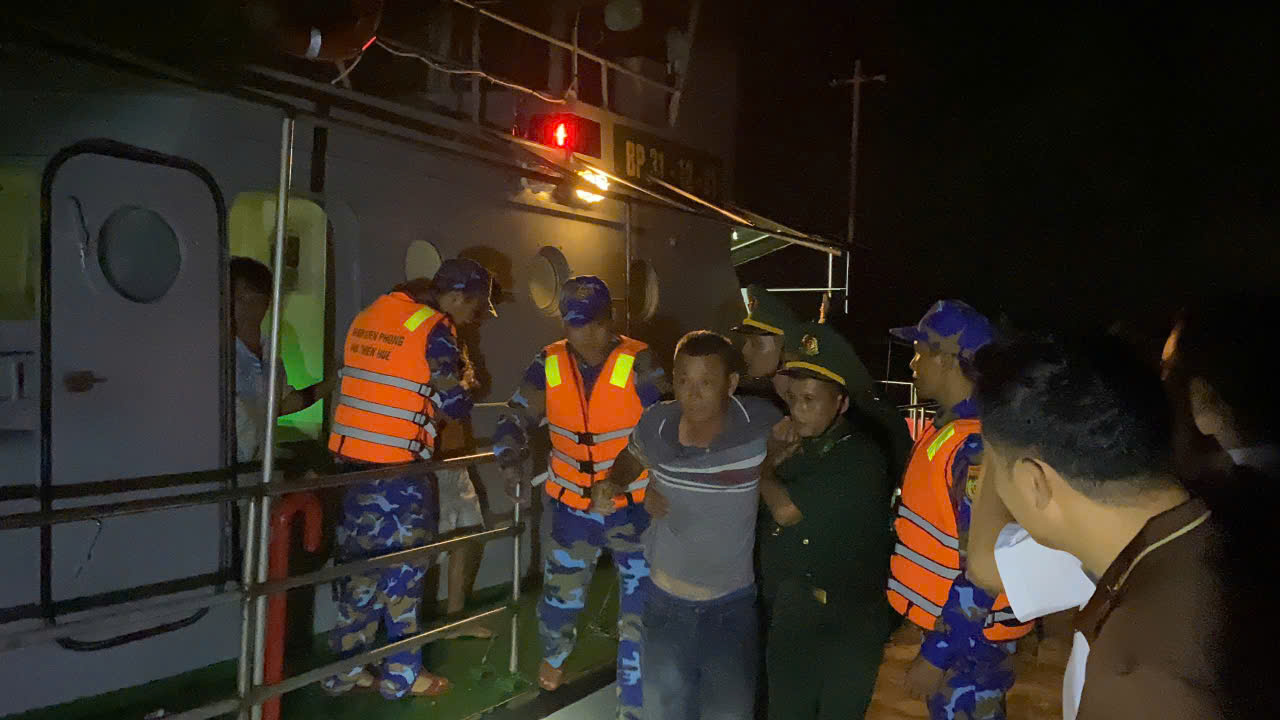 Đưa 3 thuyền viên gặp nạn vào bờ an toàn