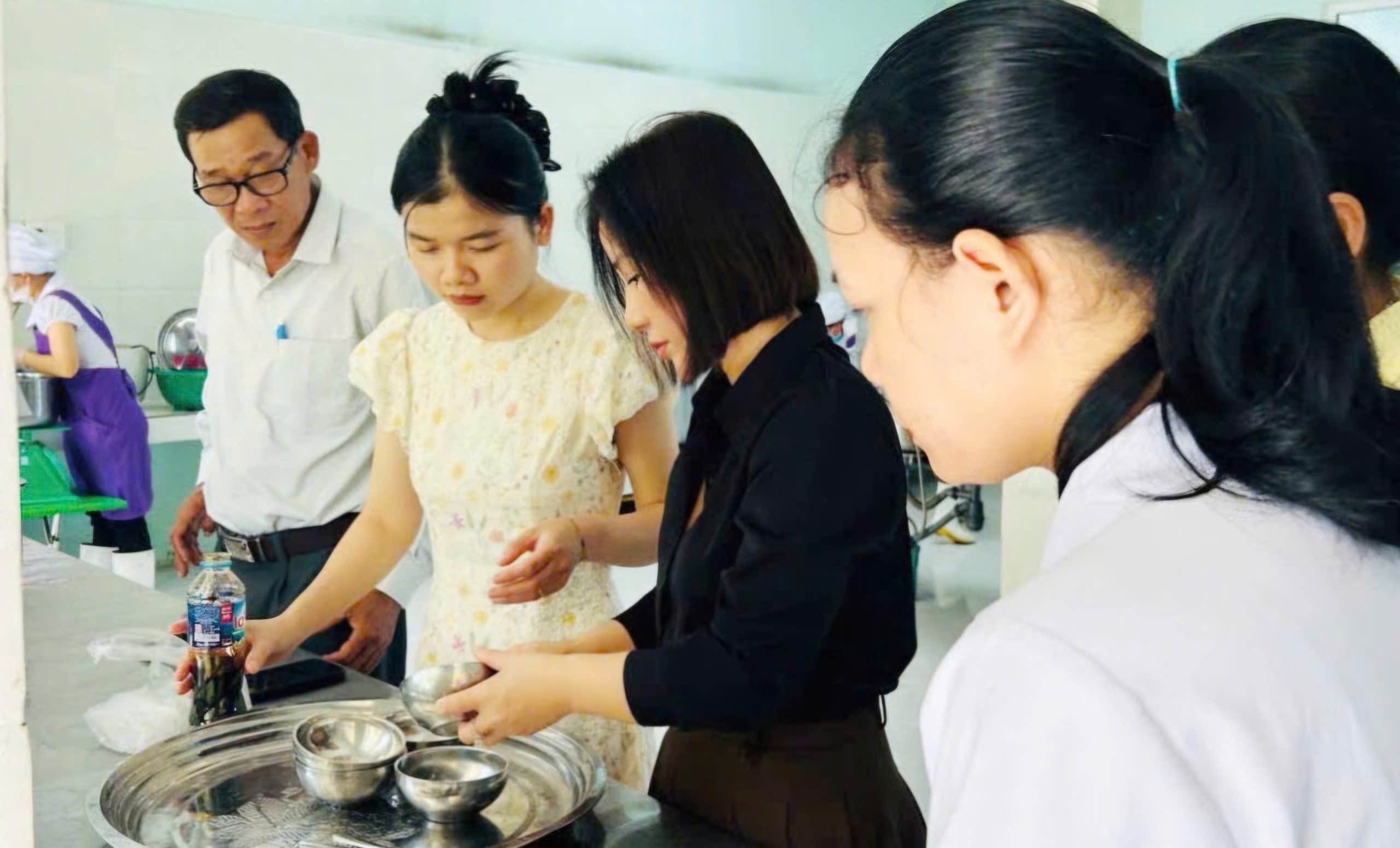 Kiểm tra công tác phòng chống dịch và an toàn thực phẩm tại các trường học