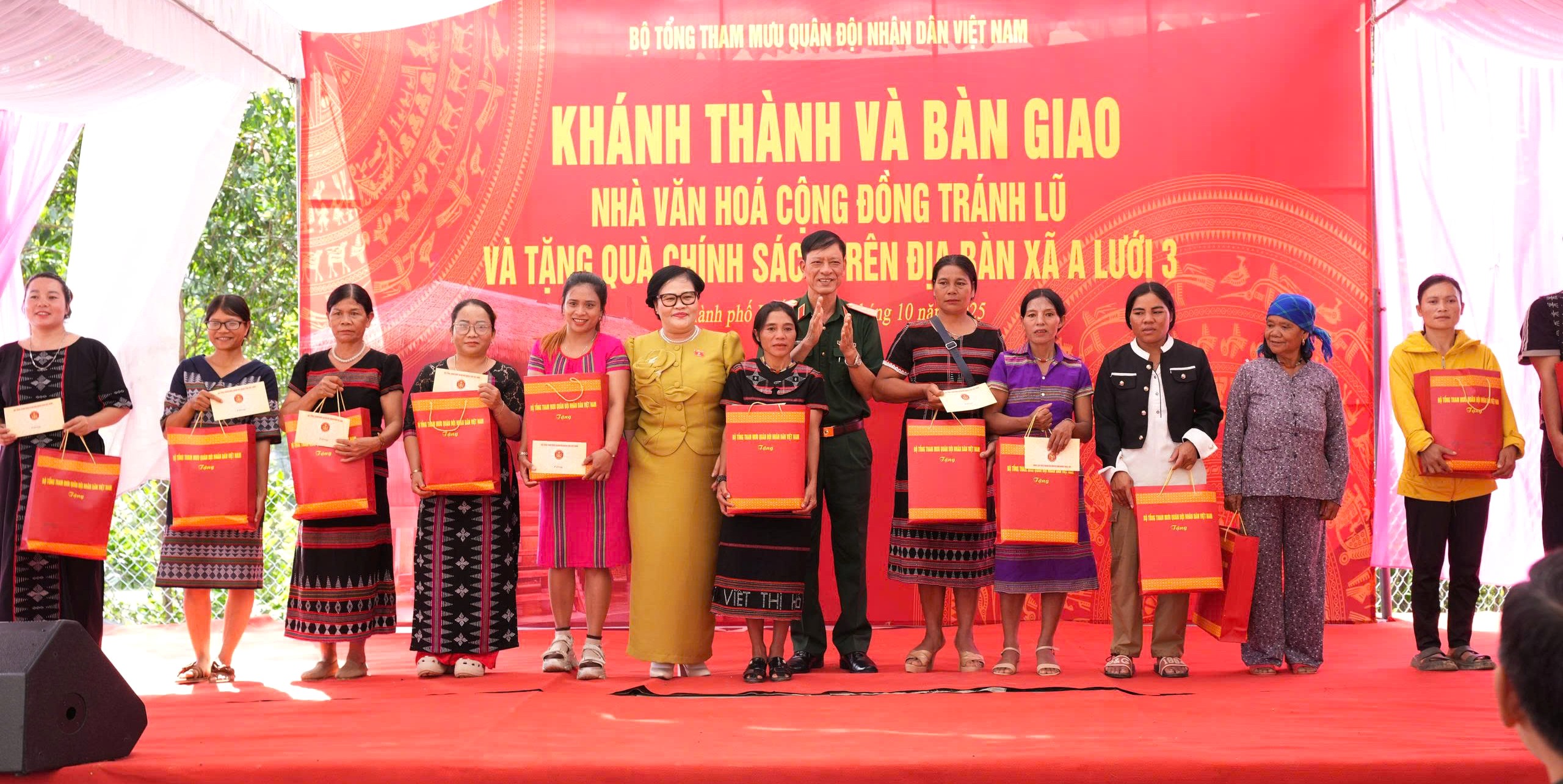 Bàn giao Nhà văn hóa cộng đồng tránh lũ tại xã A Lưới 3