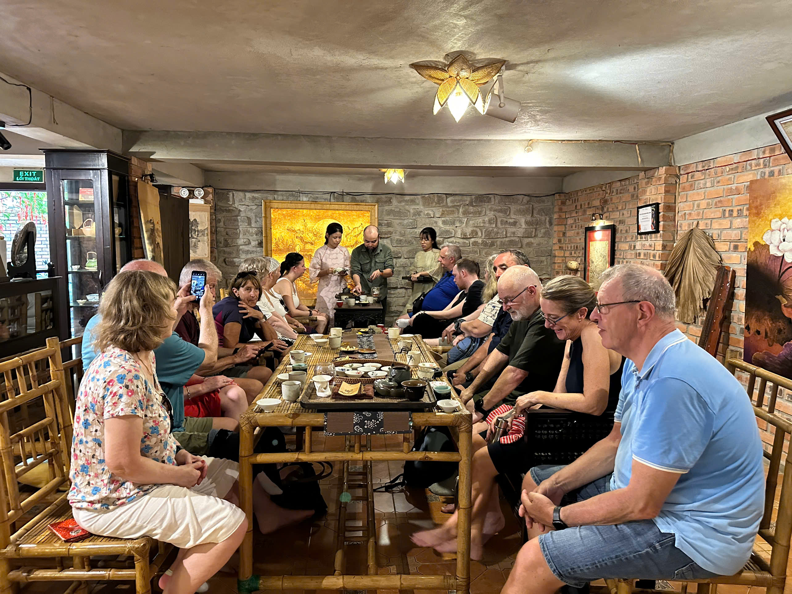 Khách Tây thưởng trà Việt