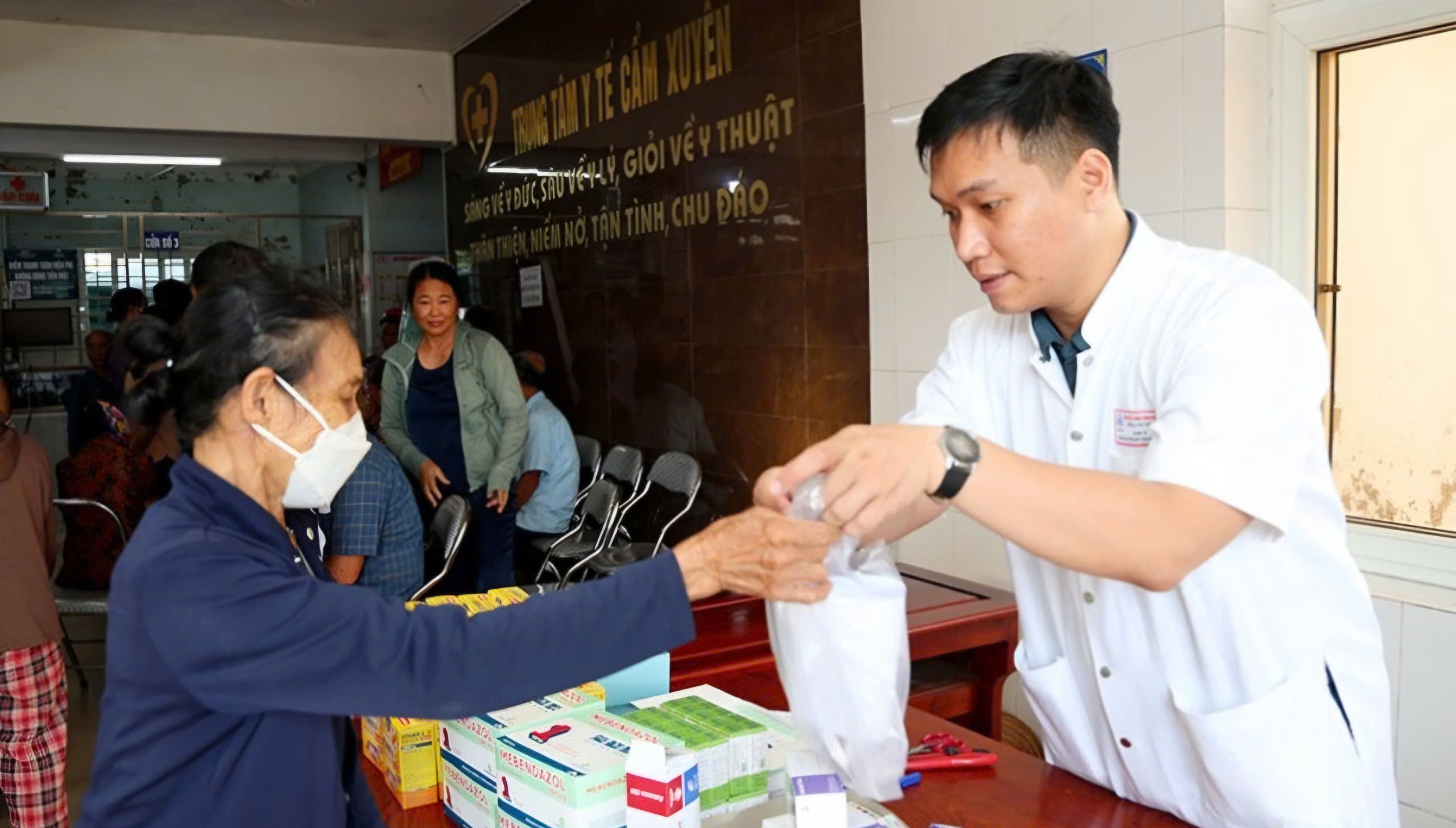 Bệnh viện Trung ương Huế khám, cấp thuốc miễn phí cho hơn 600 người dân Hà Tĩnh