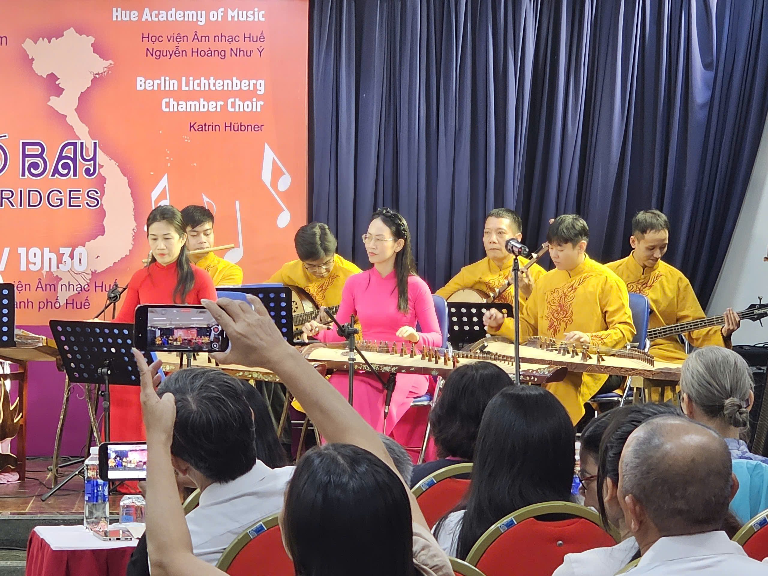 Nghệ sĩ Việt - Đức cùng hợp xướng “Qua cầu gió bay”