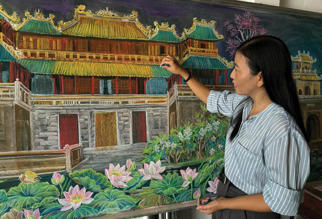 Vẽ tranh di sản Huế bằng phấn bảng
