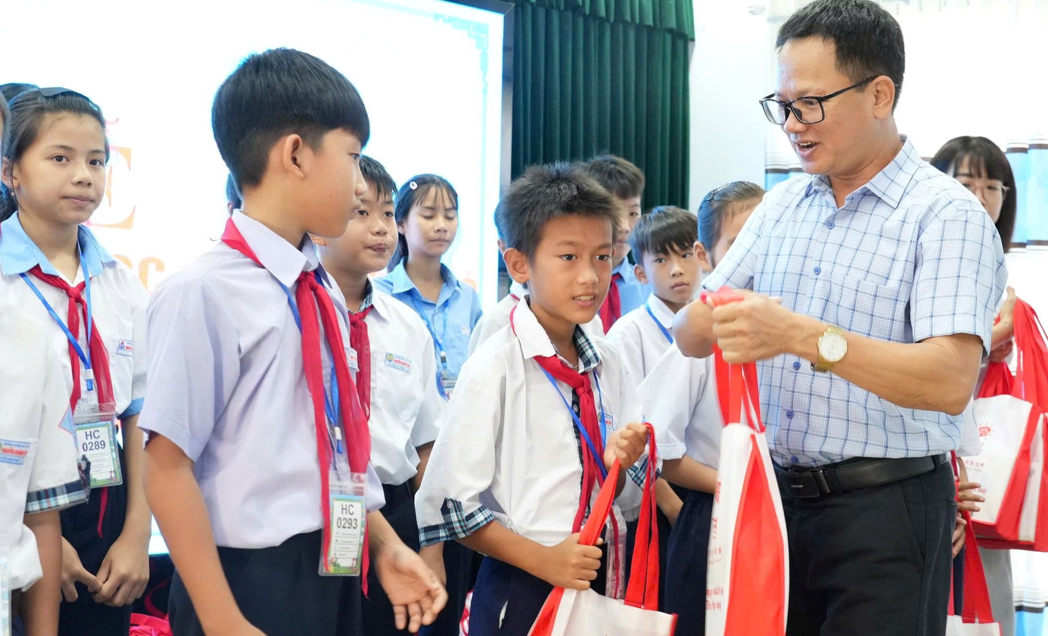 Trao học bổng cho học sinh nghèo vượt khó của Kim Trà, Hương Trà