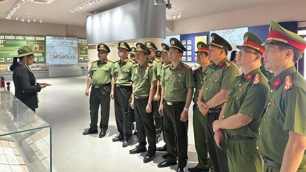 Công an TP Huế học tập, trao đổi kinh nghiệm tại các tỉnh, thành phía Nam
