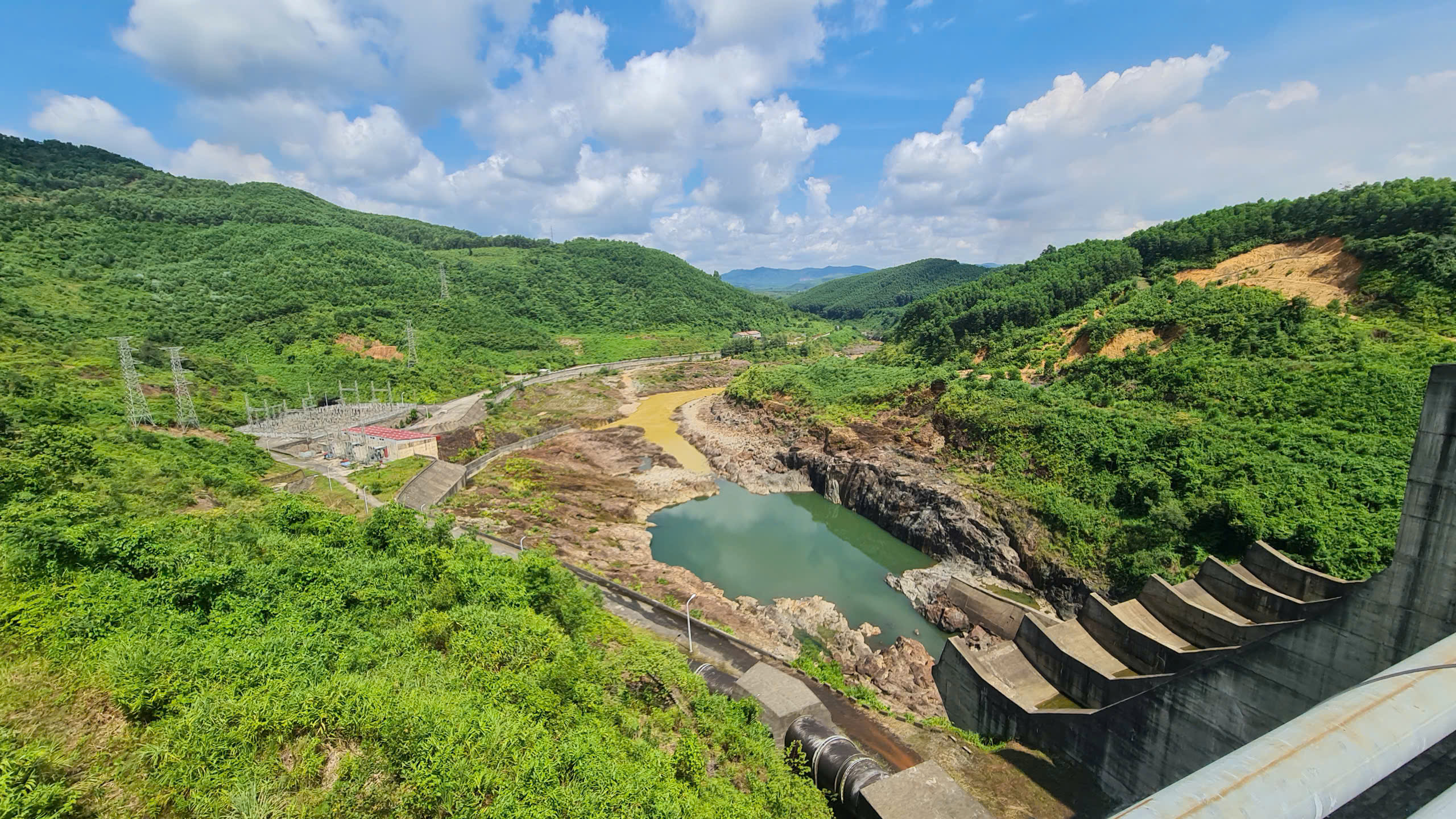 Hạ mực nước hồ chứa đón mưa lớn