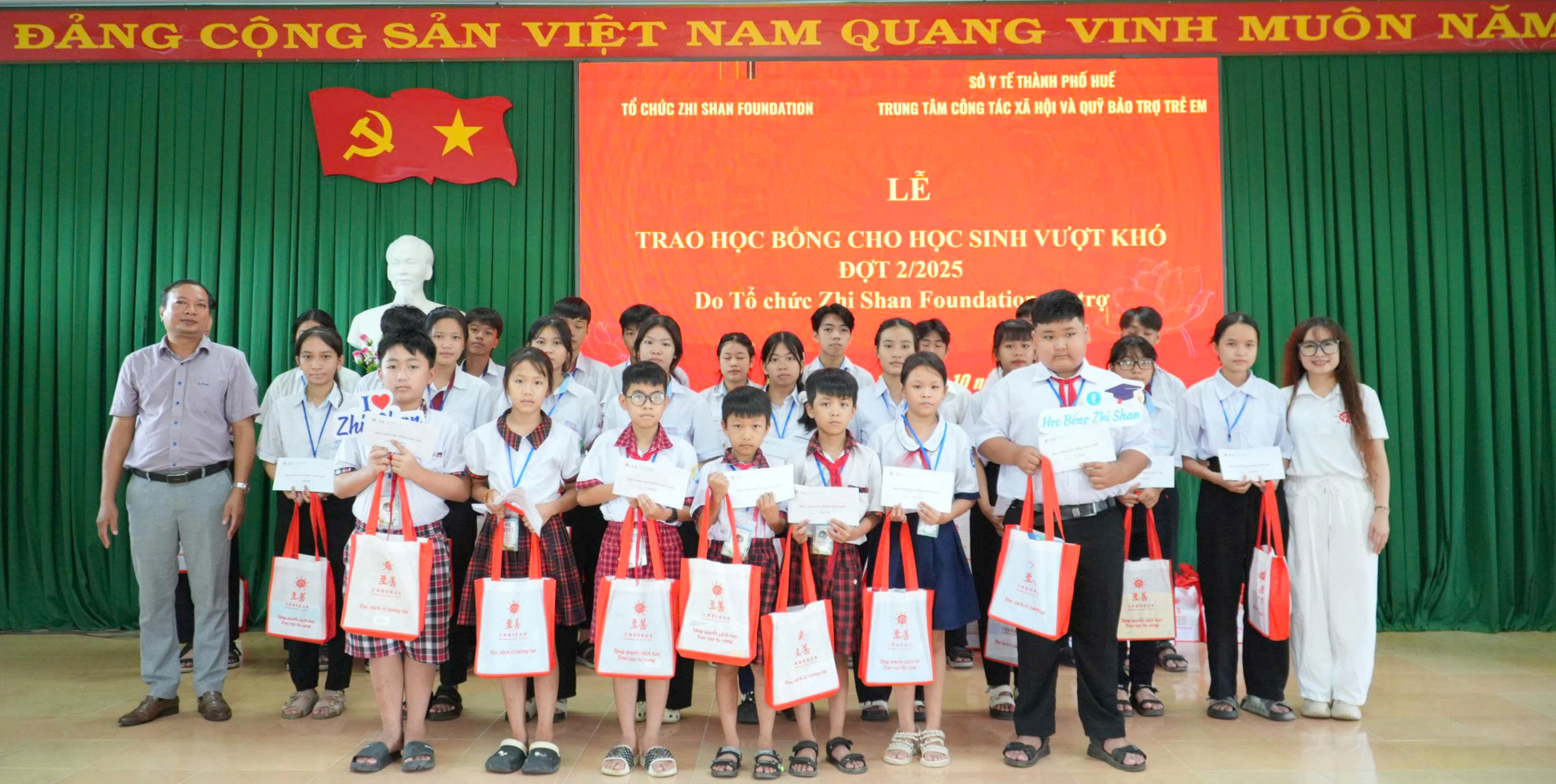 Trao học bổng cho 94 học sinh vượt khó của 5 xã