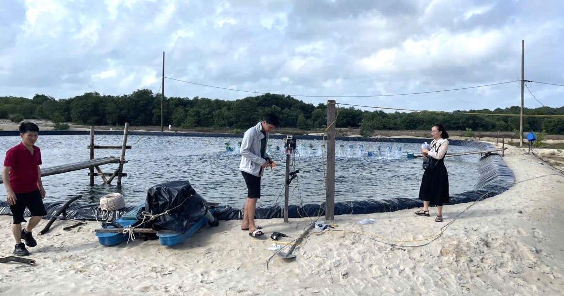 Nâng cao kỹ năng nuôi tôm bằng công nghệ số cho người dân