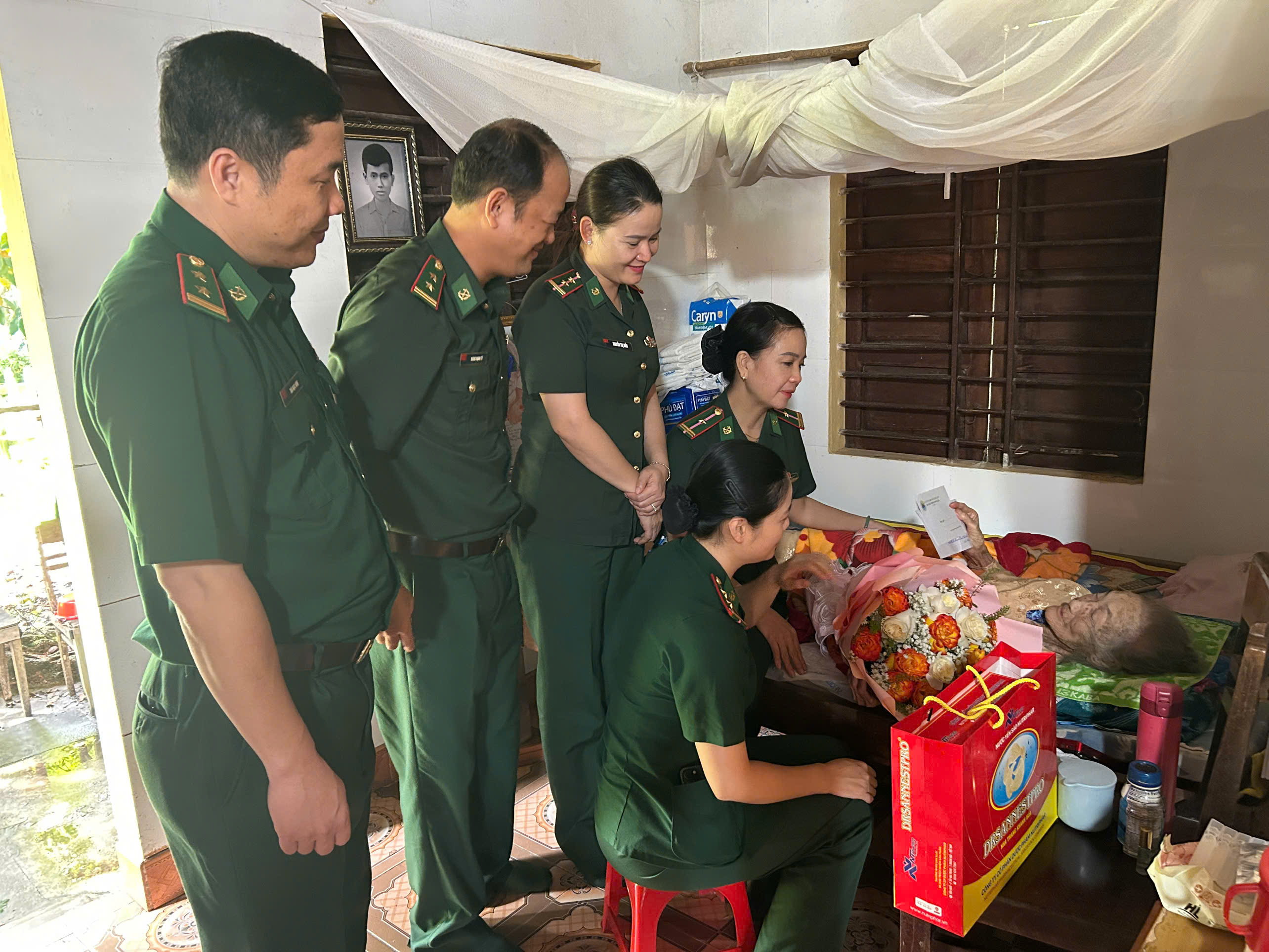 Thăm, tặng quà cho hai Mẹ Việt Nam Anh hùng