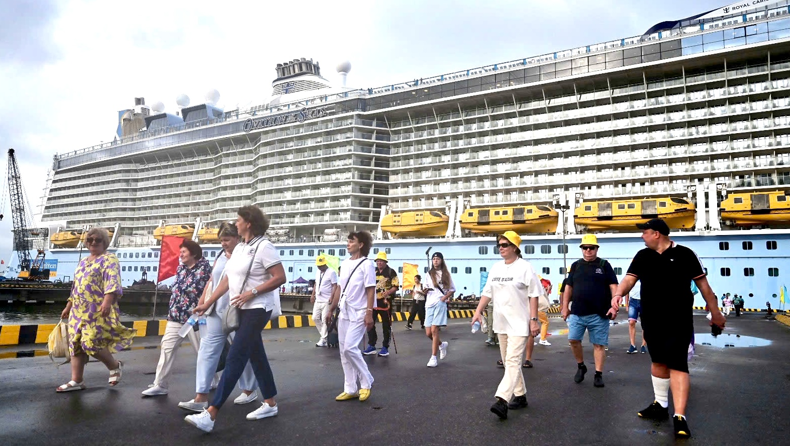 Tàu Ovation of the Seas chở hơn 4 000 hành khách cập cảng Chân Mây