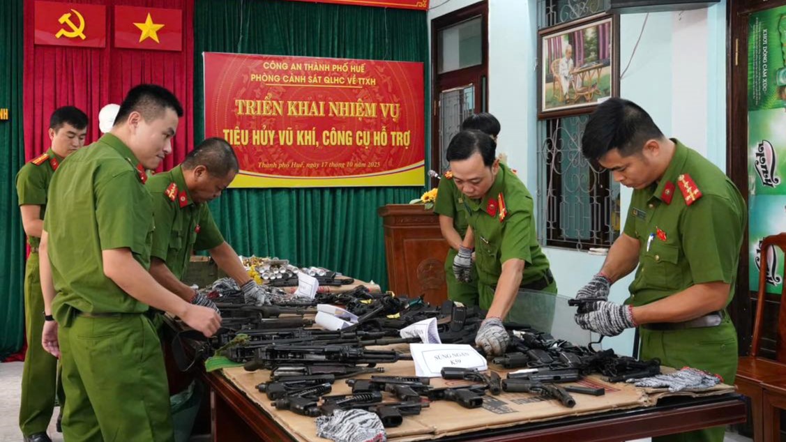 Tiêu hủy hàng nghìn vũ khí, vật liệu nổ và công cụ hỗ trợ